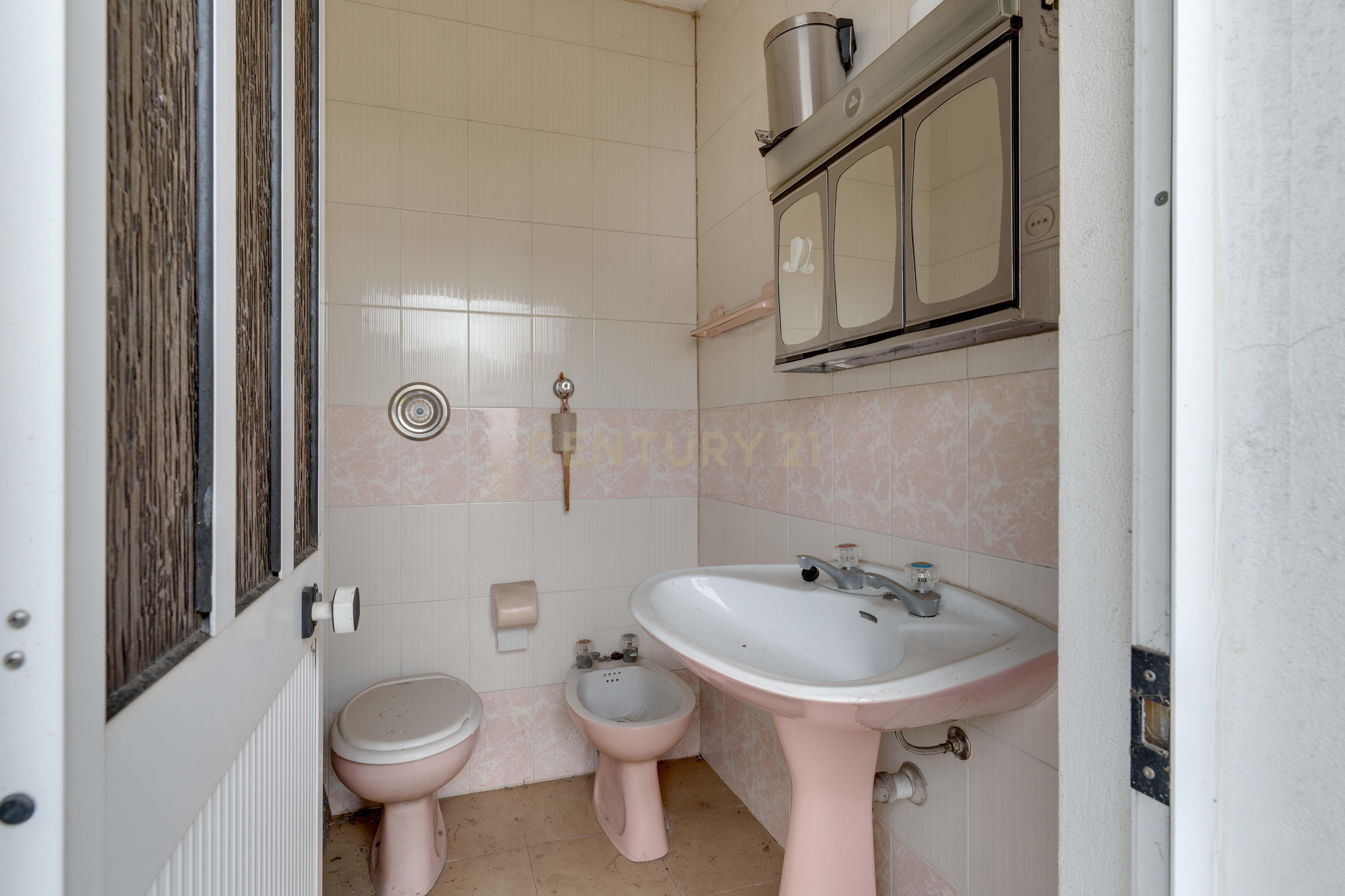 Moradia Inacabada para comércio e habitação ou duas habitações - Image 26
