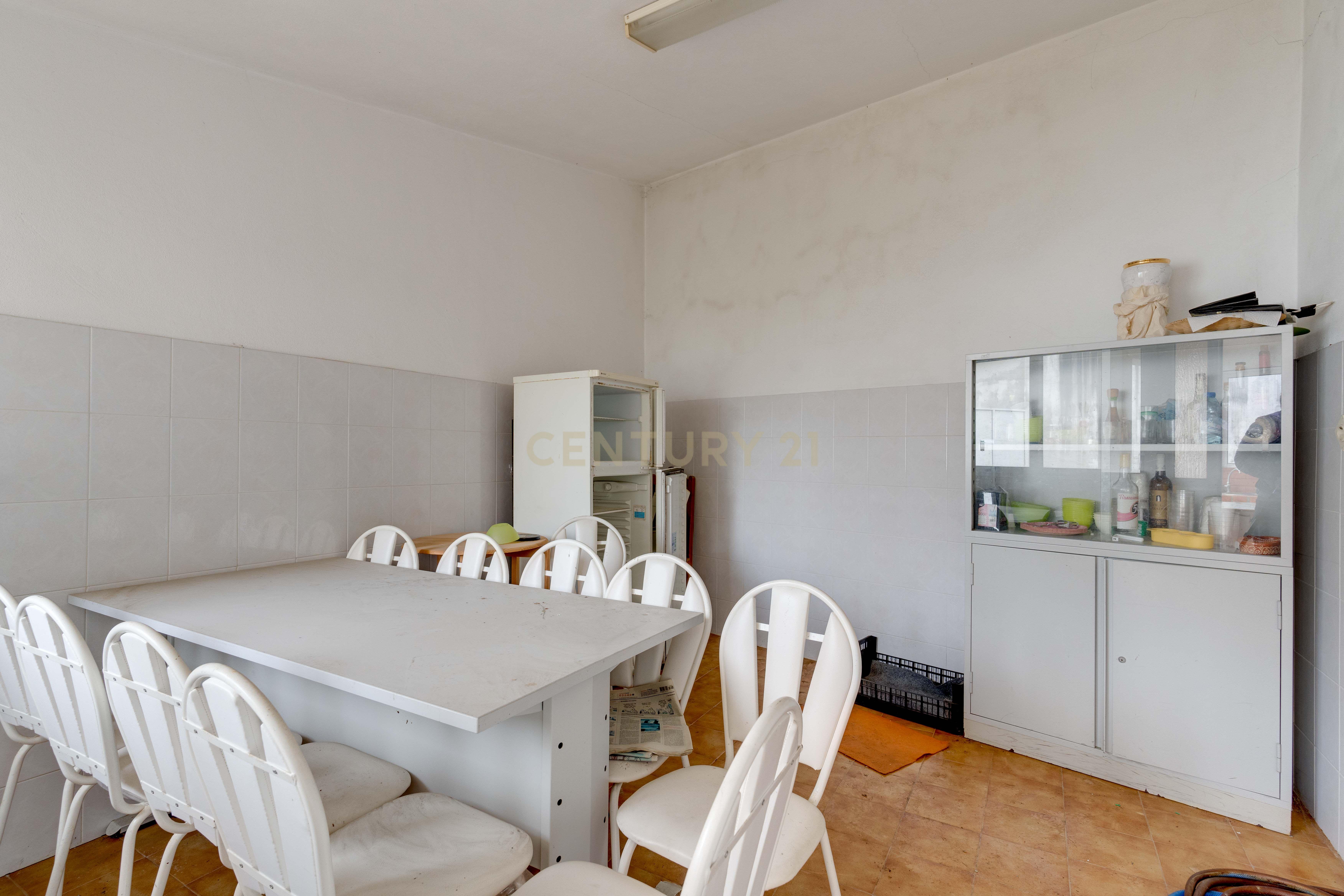 Moradia Inacabada para comércio e habitação ou duas habitações - Image 25