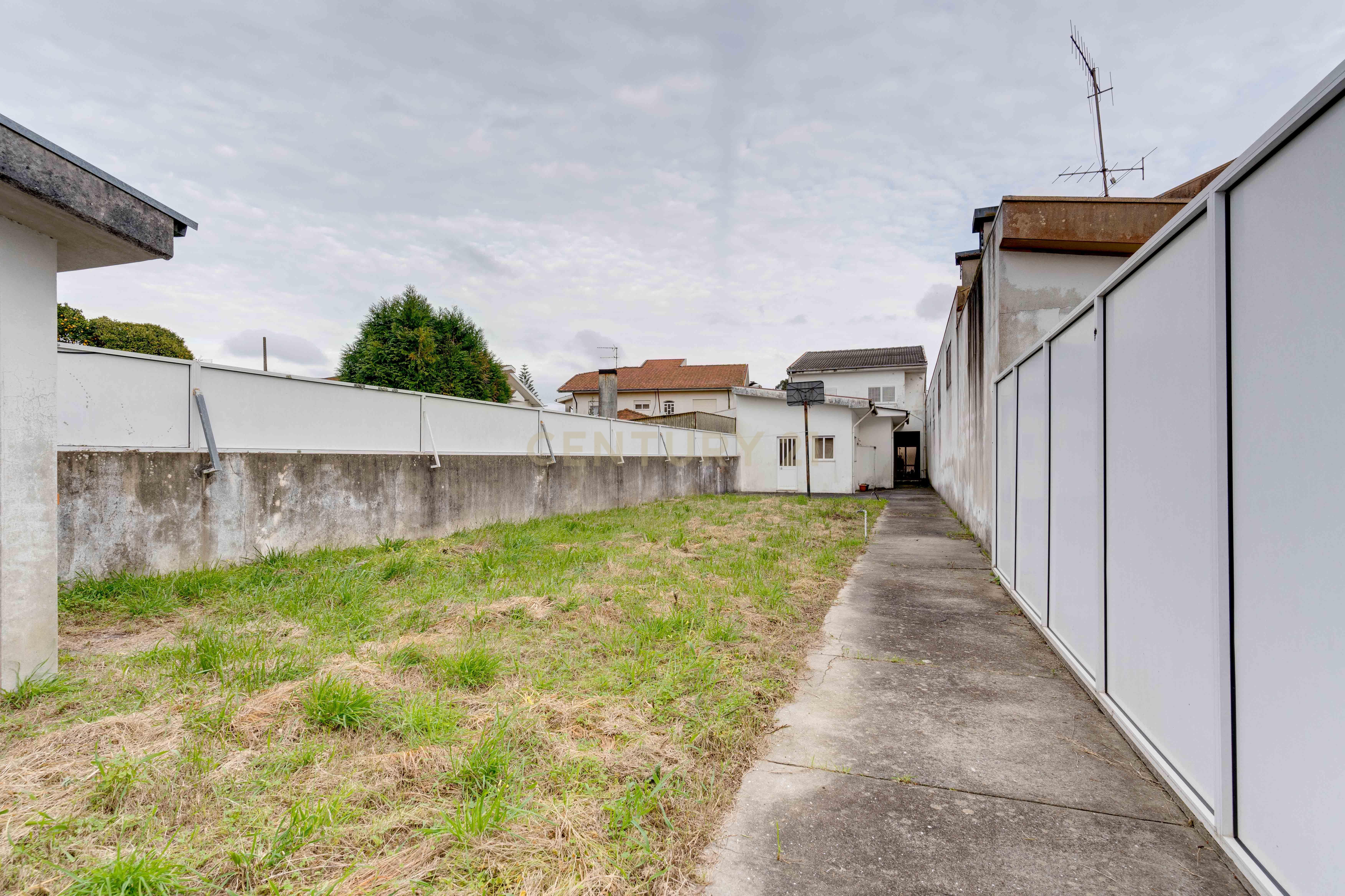 Moradia Inacabada para comércio e habitação ou duas habitações - Image 9