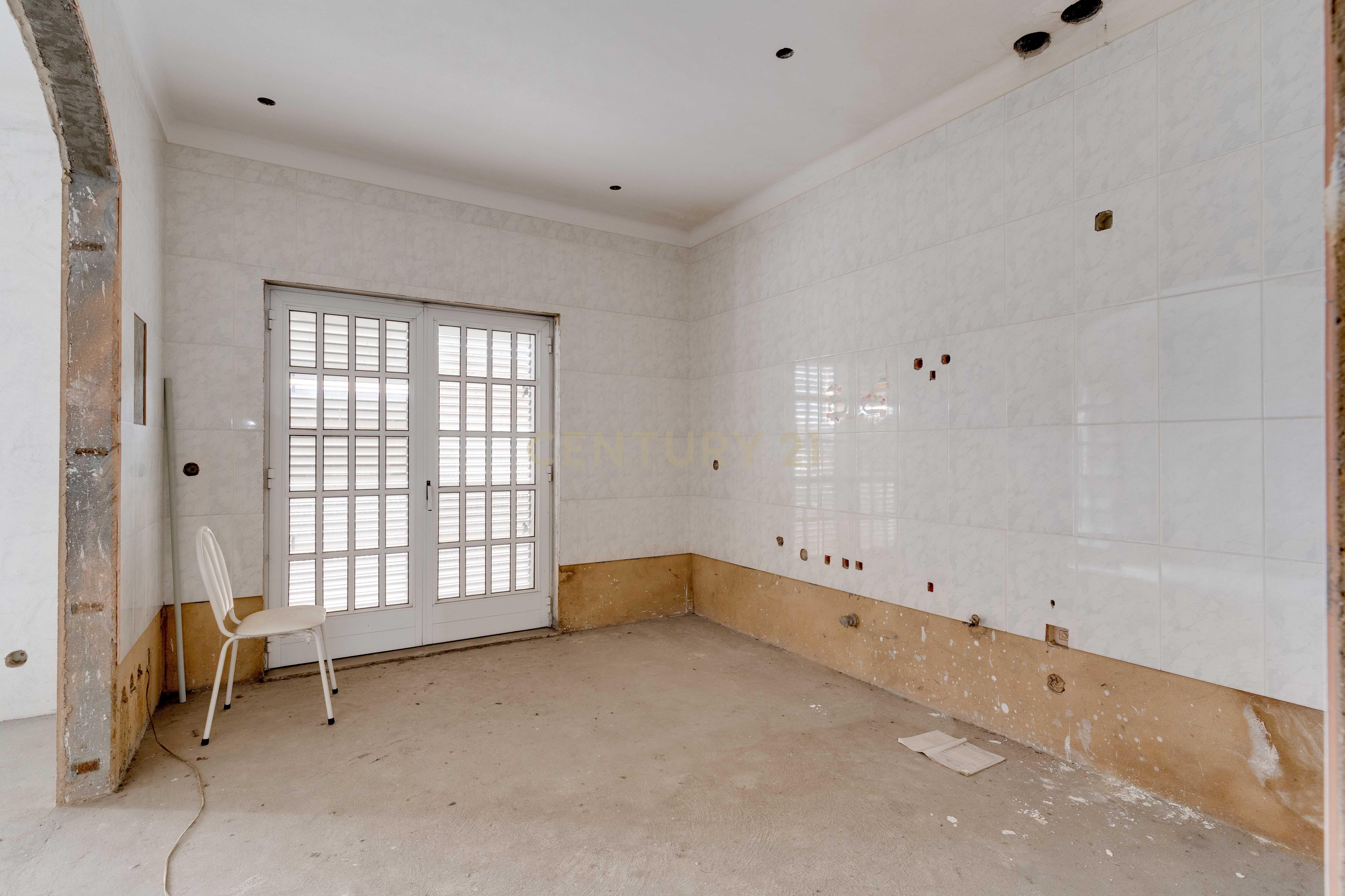 Moradia Inacabada para comércio e habitação ou duas habitações - Image 32