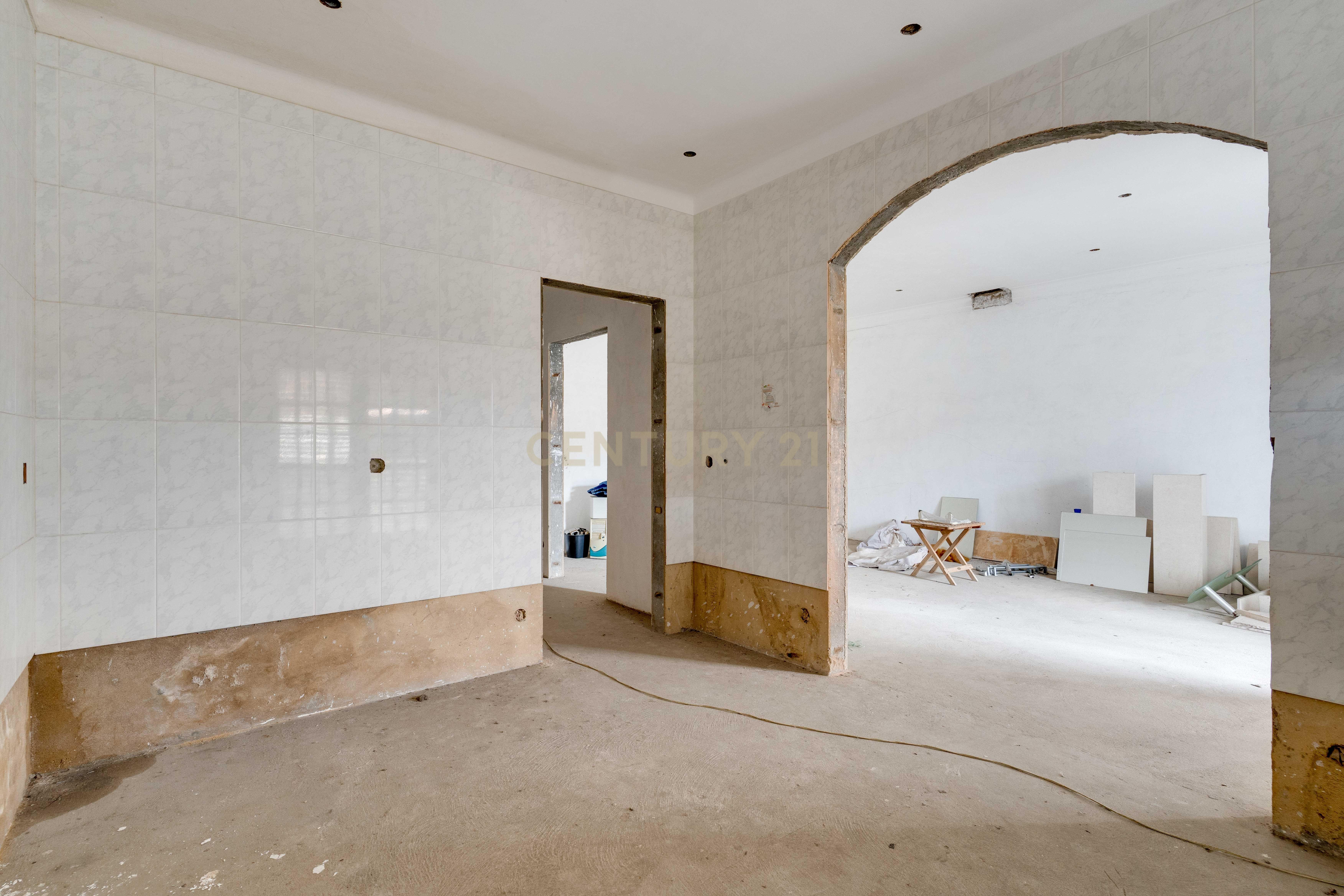 Moradia Inacabada para comércio e habitação ou duas habitações - Image 28