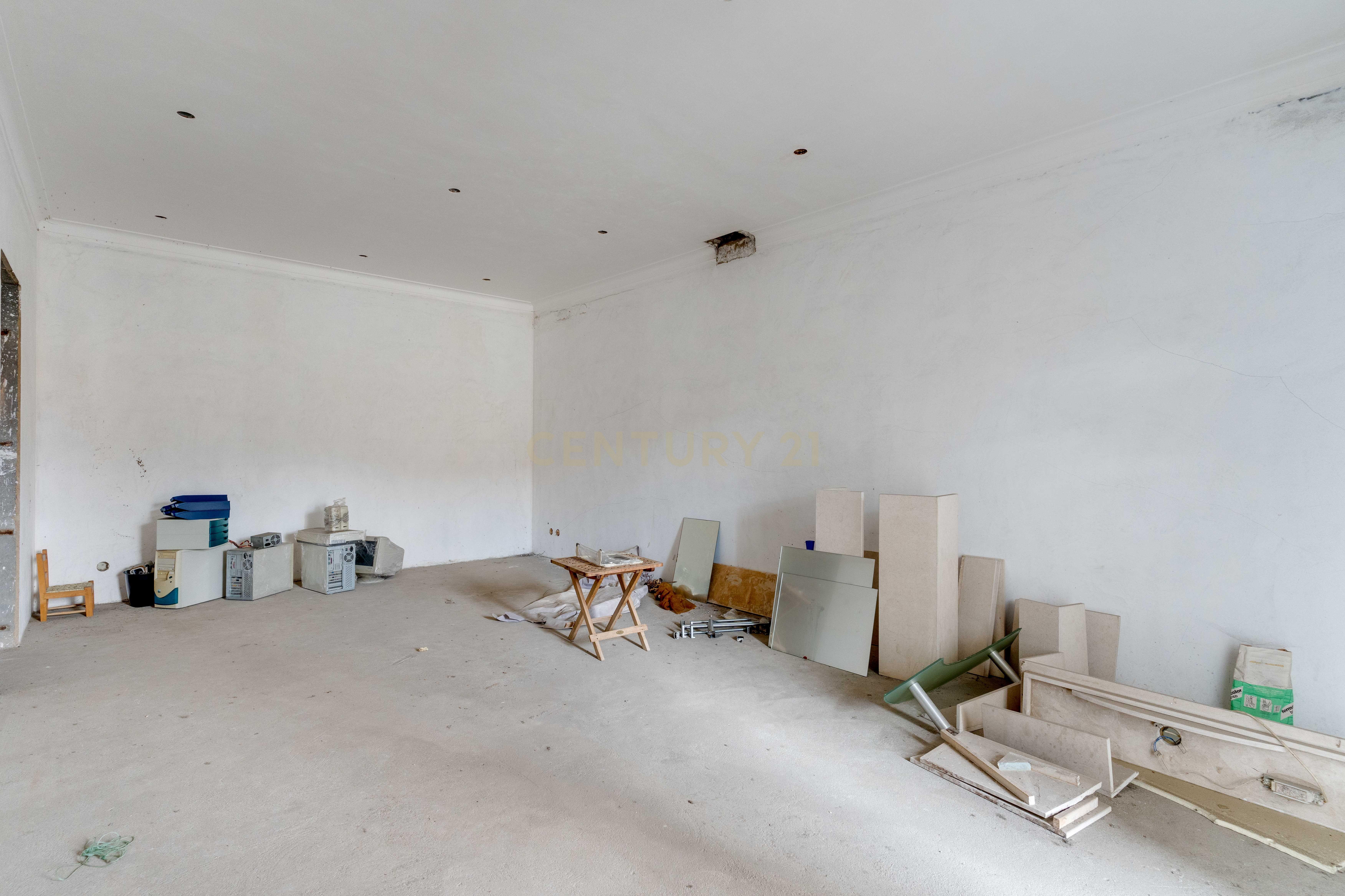 Moradia Inacabada para comércio e habitação ou duas habitações - Image 34