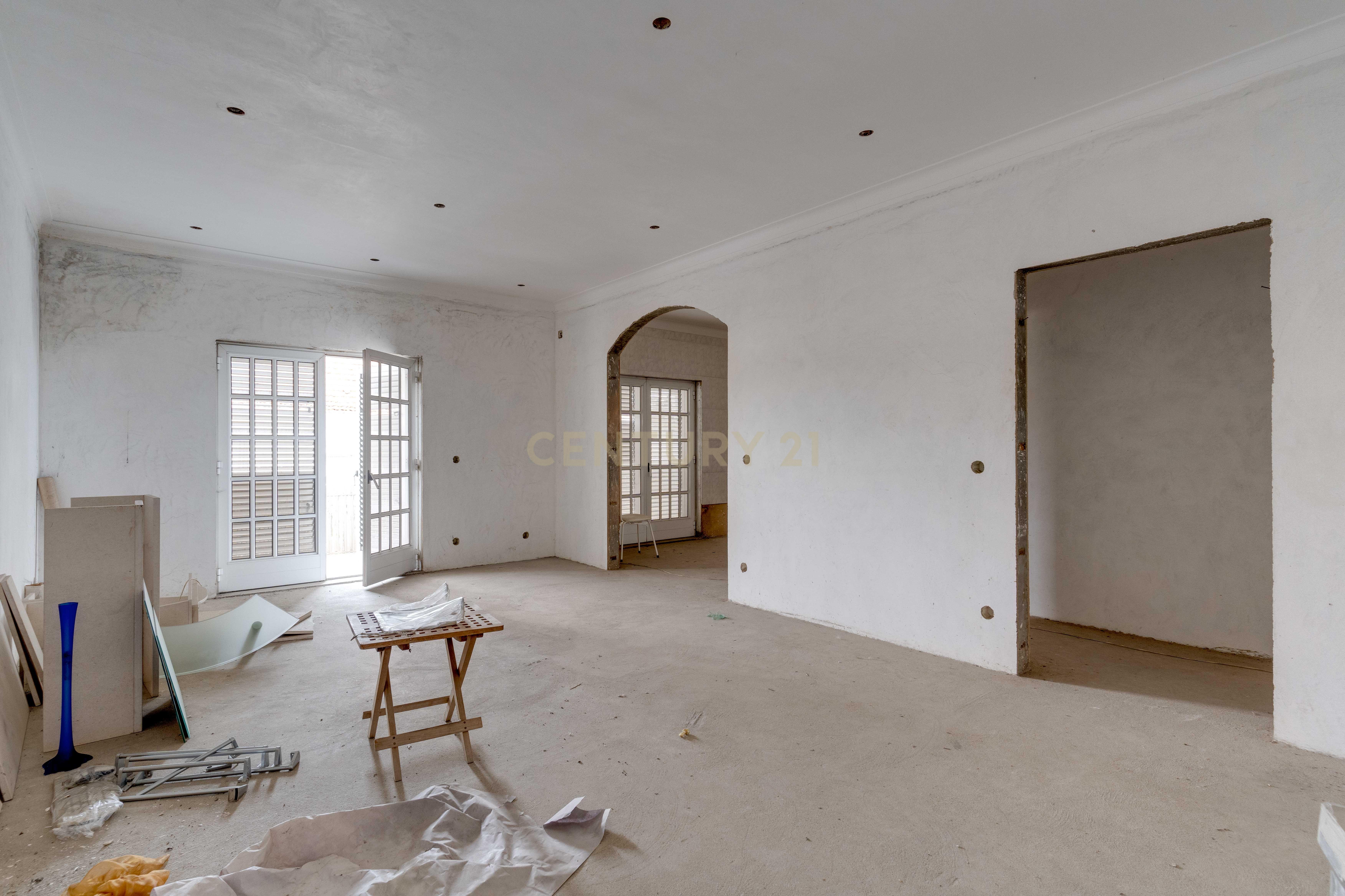Moradia Inacabada para comércio e habitação ou duas habitações - Image 29