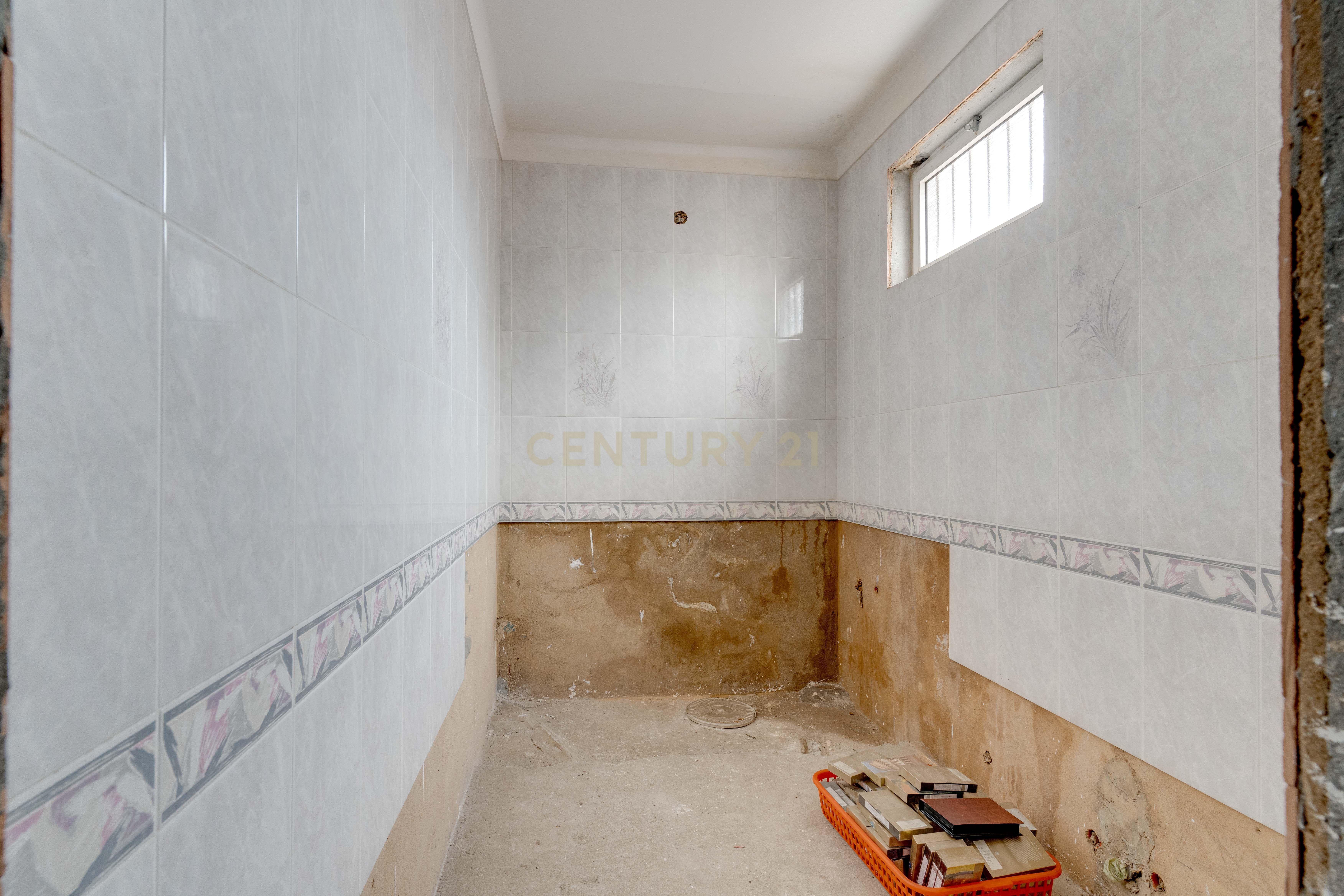 Moradia Inacabada para comércio e habitação ou duas habitações - Image 37