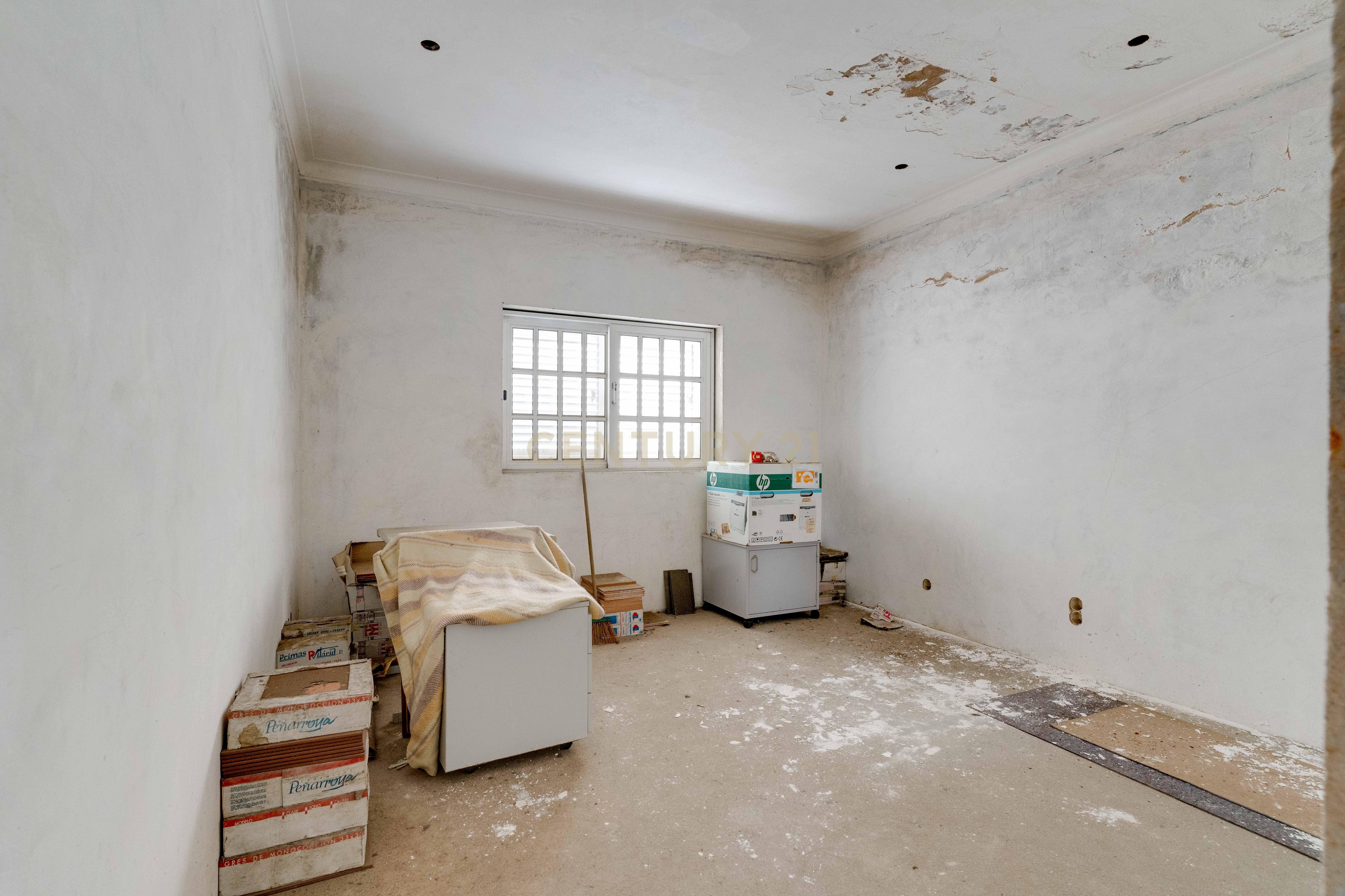 Moradia Inacabada para comércio e habitação ou duas habitações - Image 35
