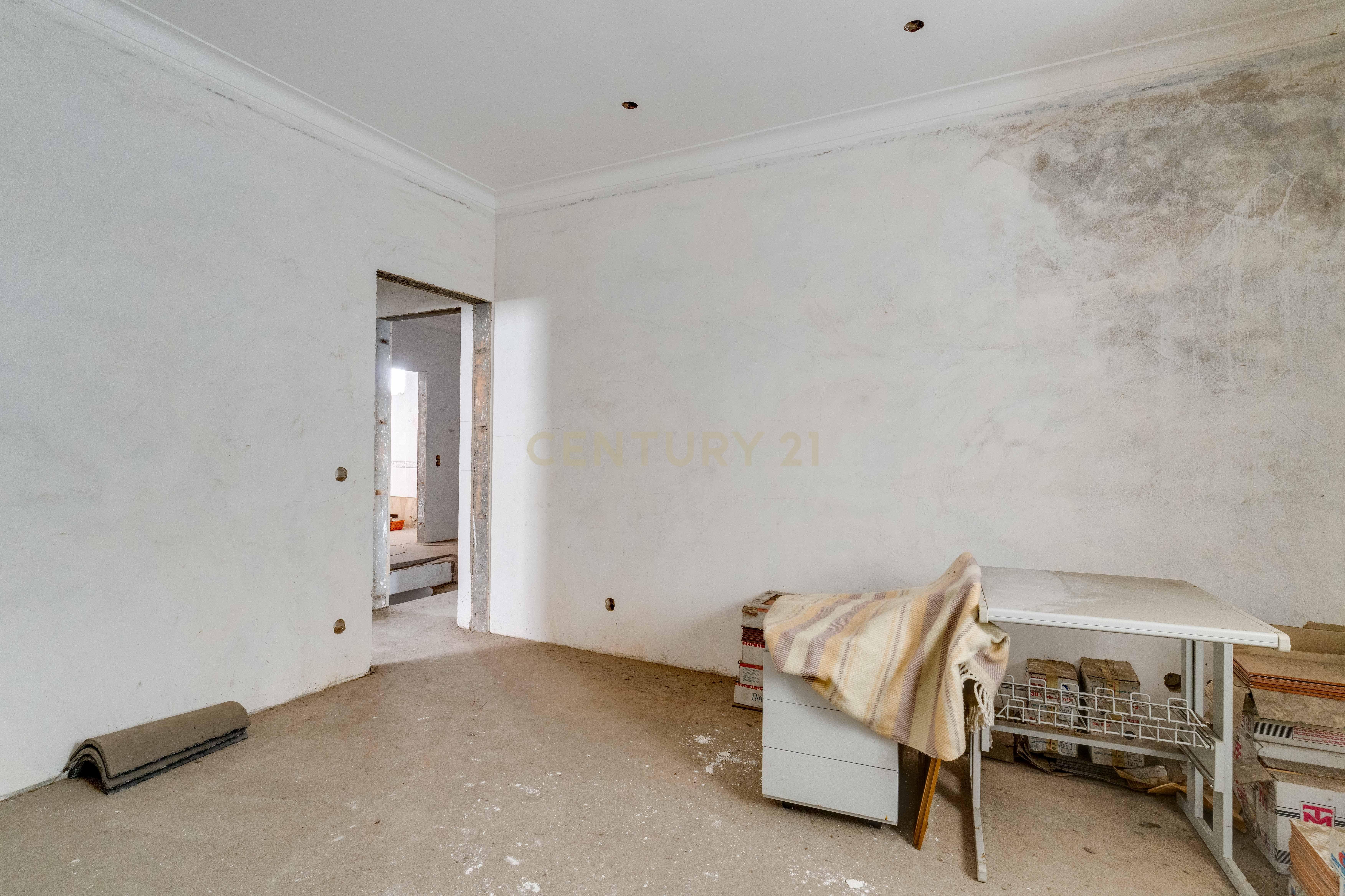Moradia Inacabada para comércio e habitação ou duas habitações - Image 36