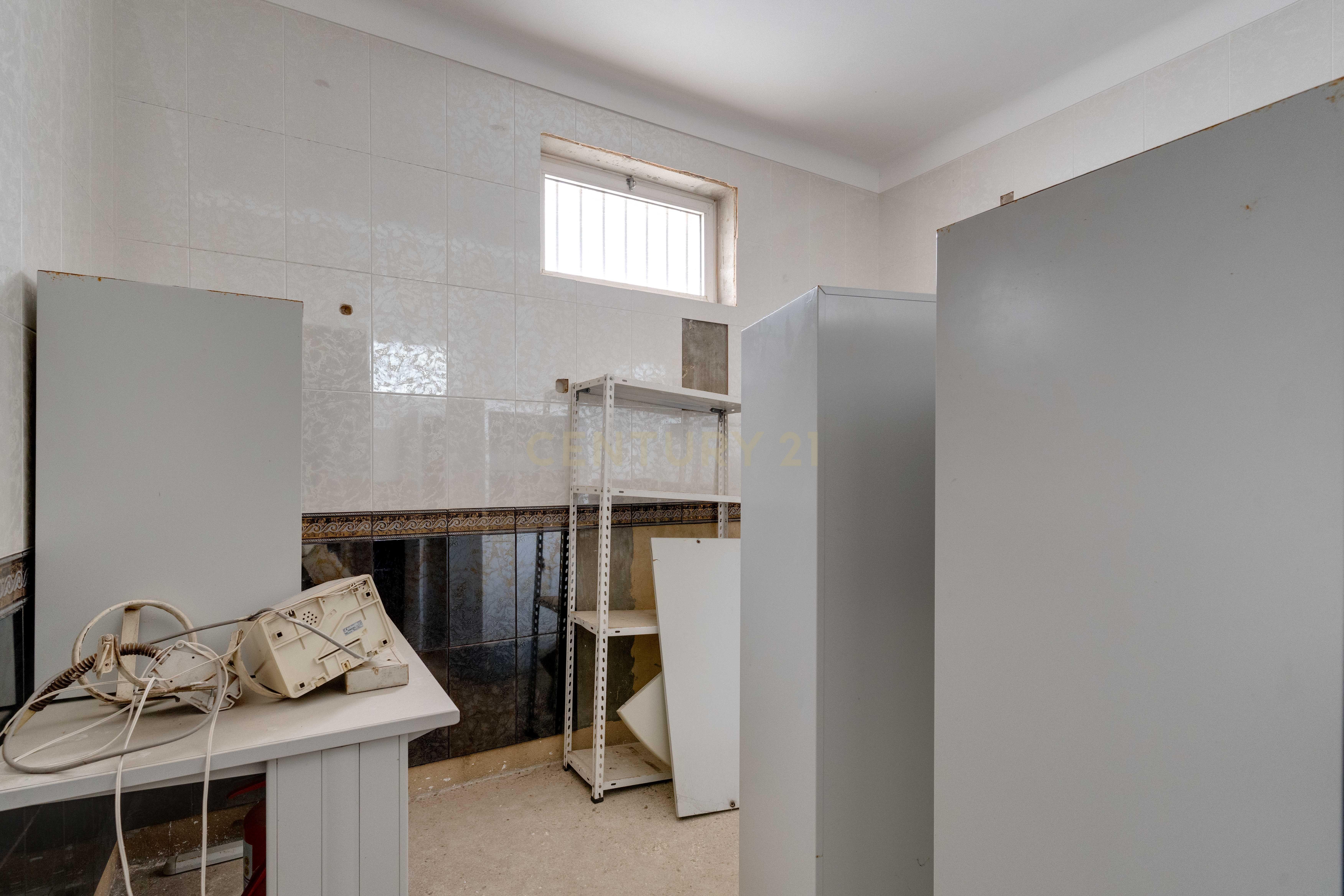 Moradia Inacabada para comércio e habitação ou duas habitações - Image 38