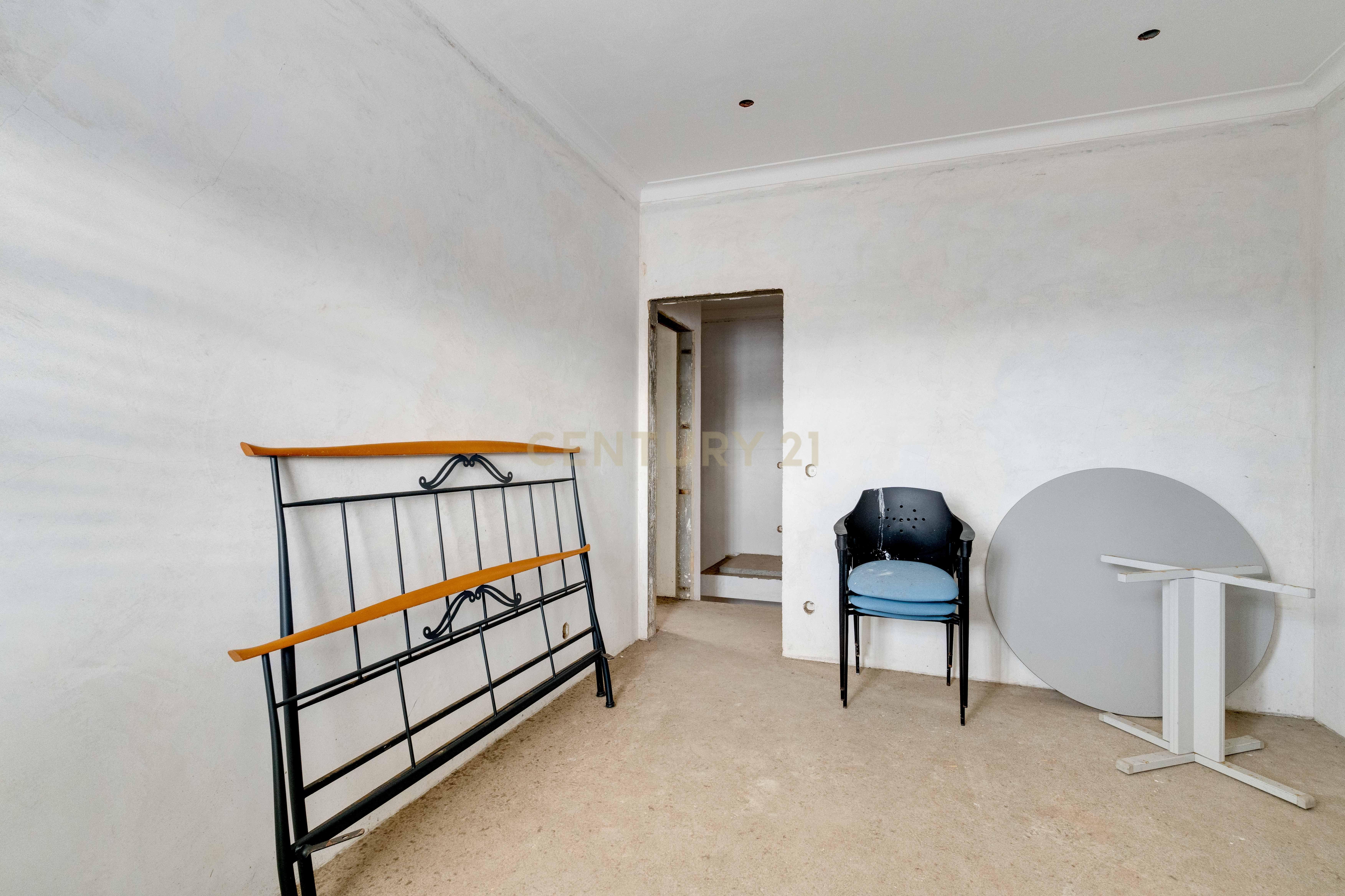 Moradia Inacabada para comércio e habitação ou duas habitações - Image 33