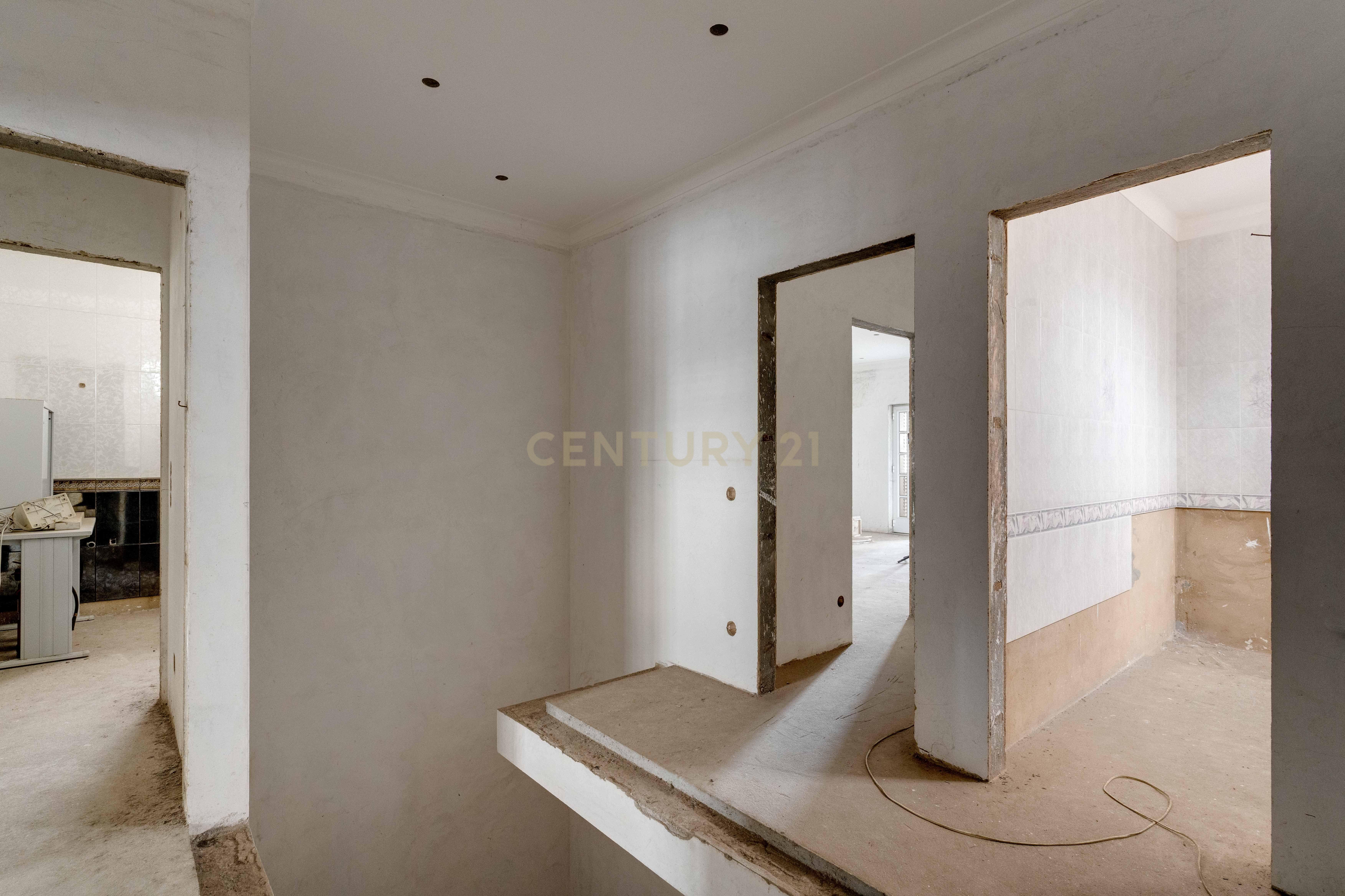 Moradia Inacabada para comércio e habitação ou duas habitações - Image 30