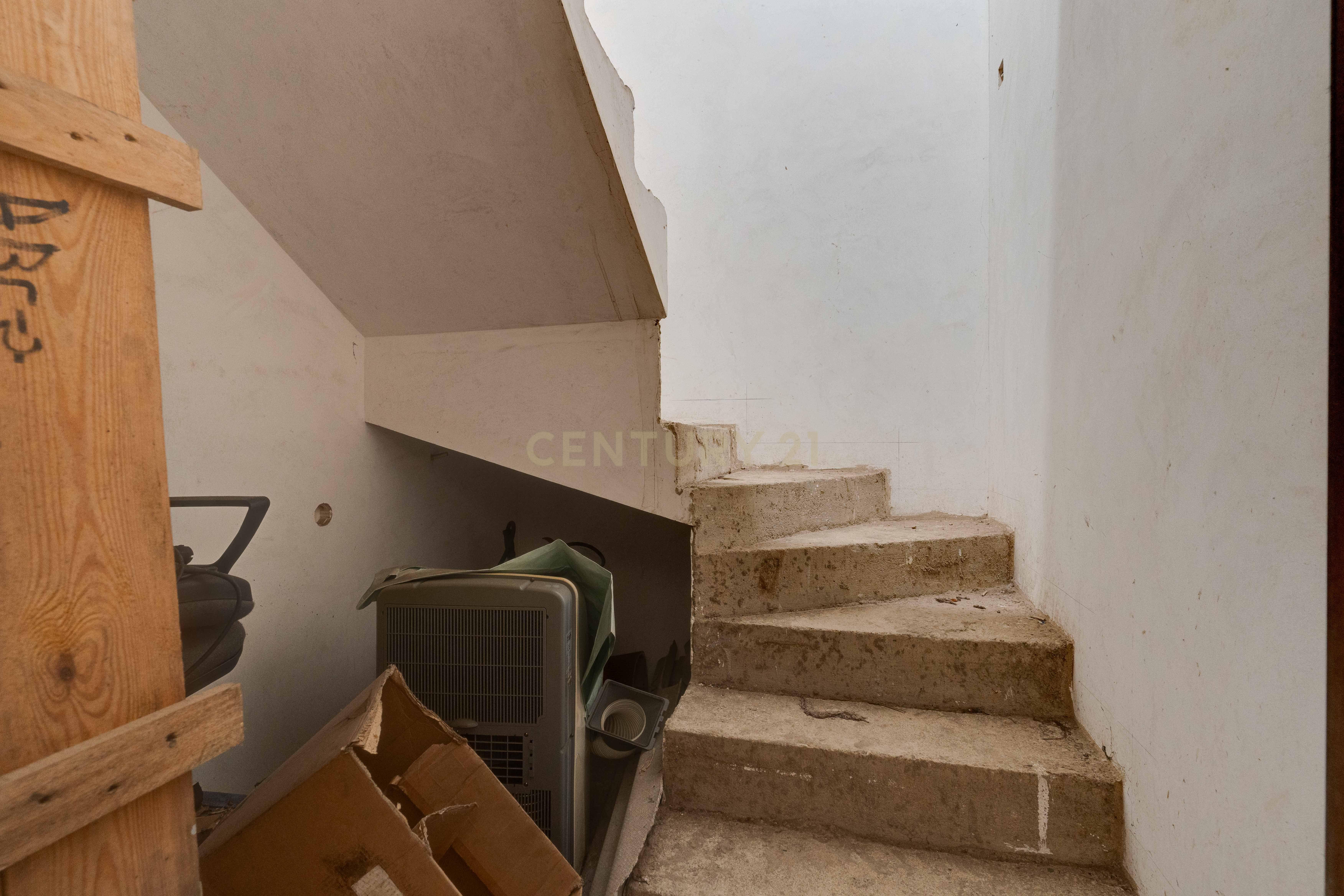 Moradia Inacabada para comércio e habitação ou duas habitações - Image 27