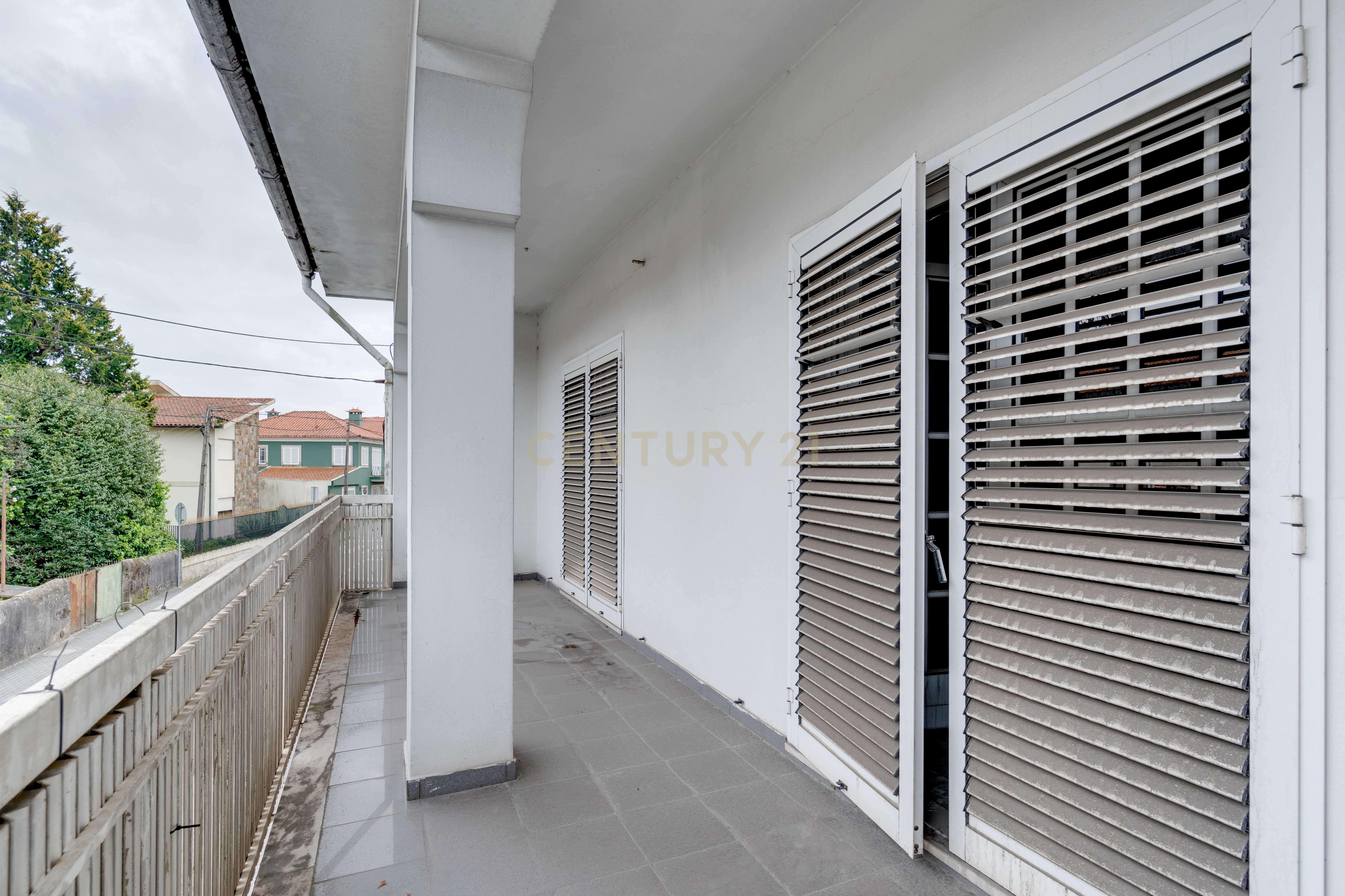 Moradia Inacabada para comércio e habitação ou duas habitações - Image 39