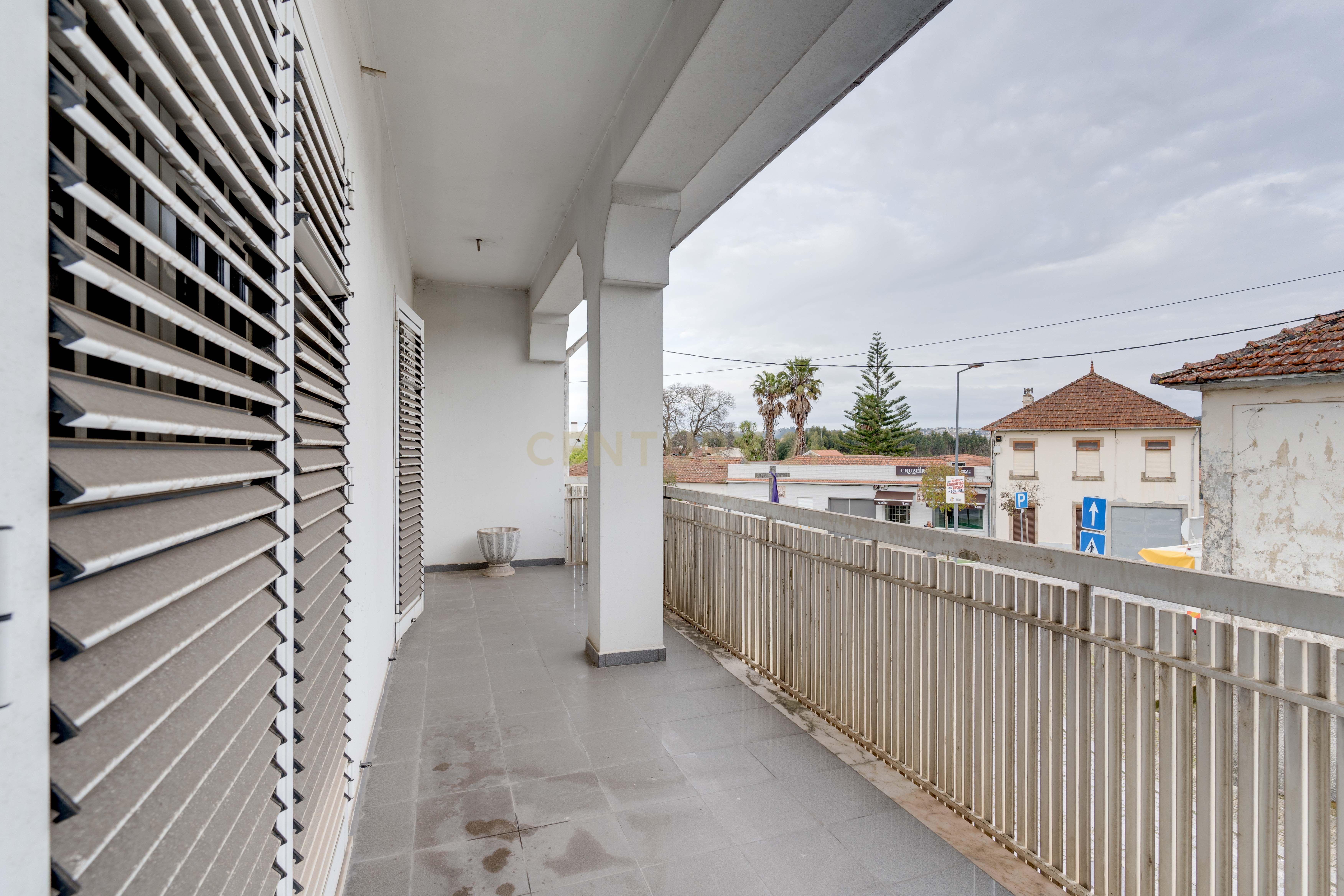 Moradia Inacabada para comércio e habitação ou duas habitações - Image 40