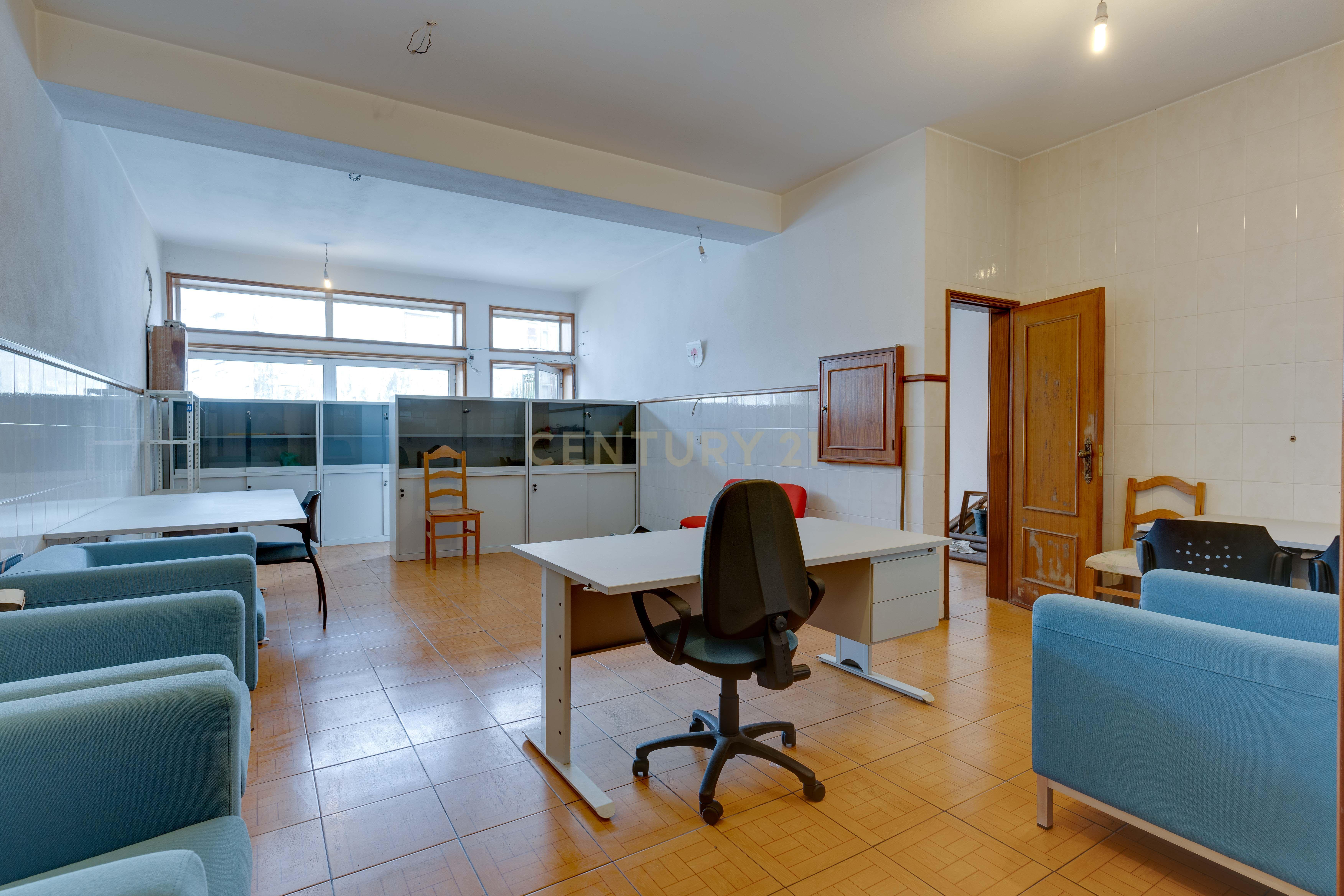 Moradia Inacabada para comércio e habitação ou duas habitações - Image 8