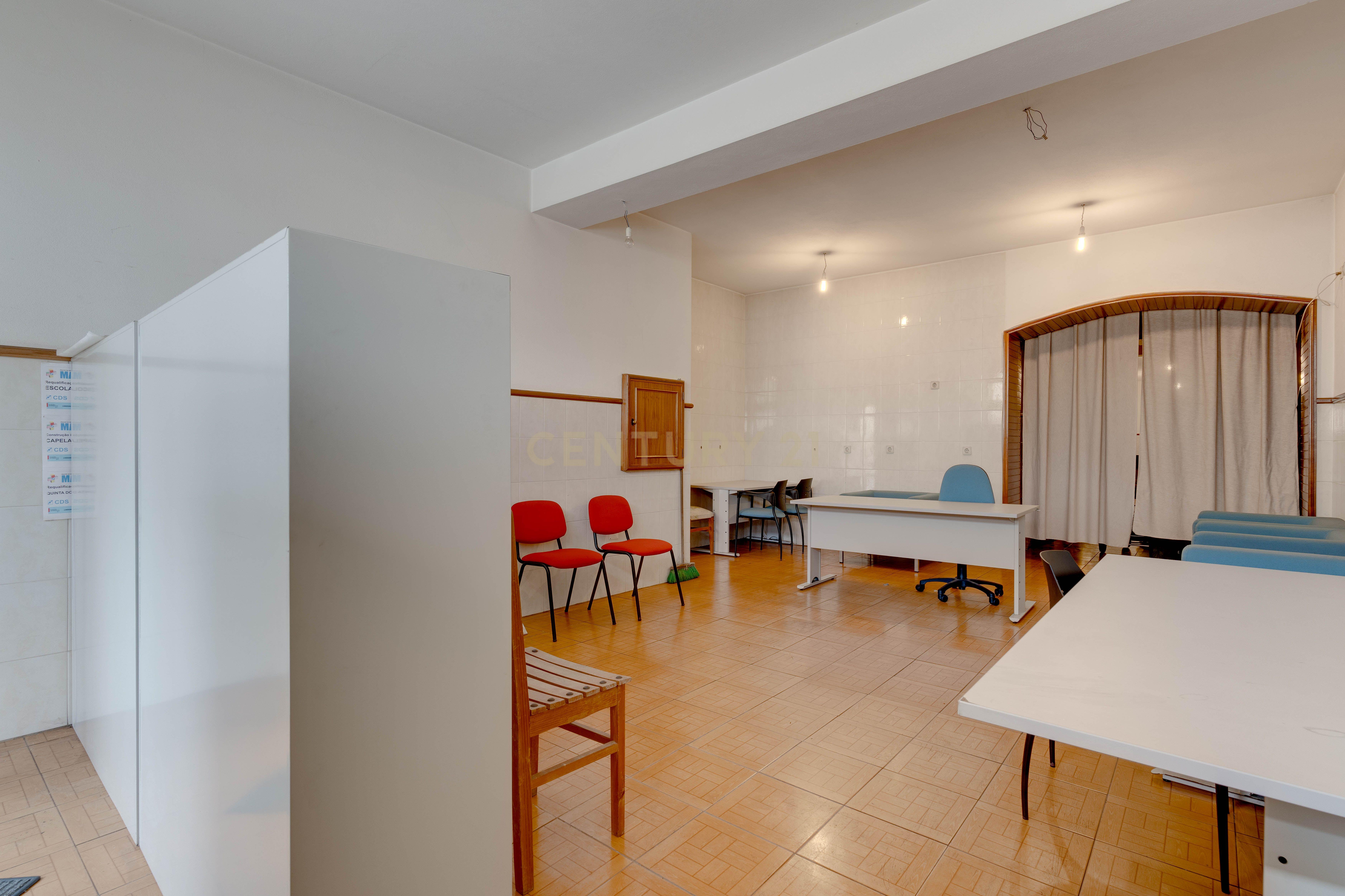 Moradia Inacabada para comércio e habitação ou duas habitações - Image 10