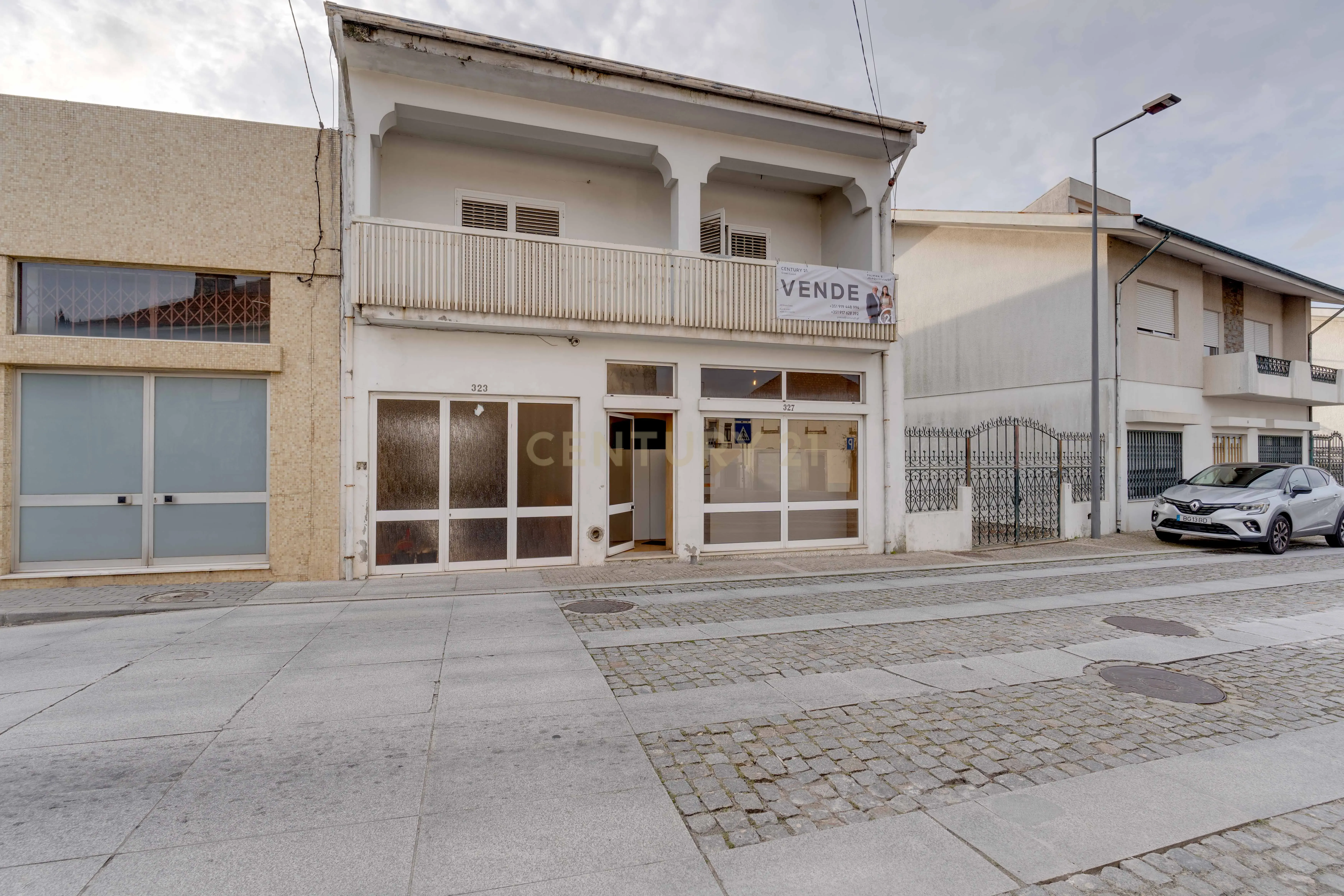 Moradia Inacabada para comércio e habitação ou duas habitações - Image 31