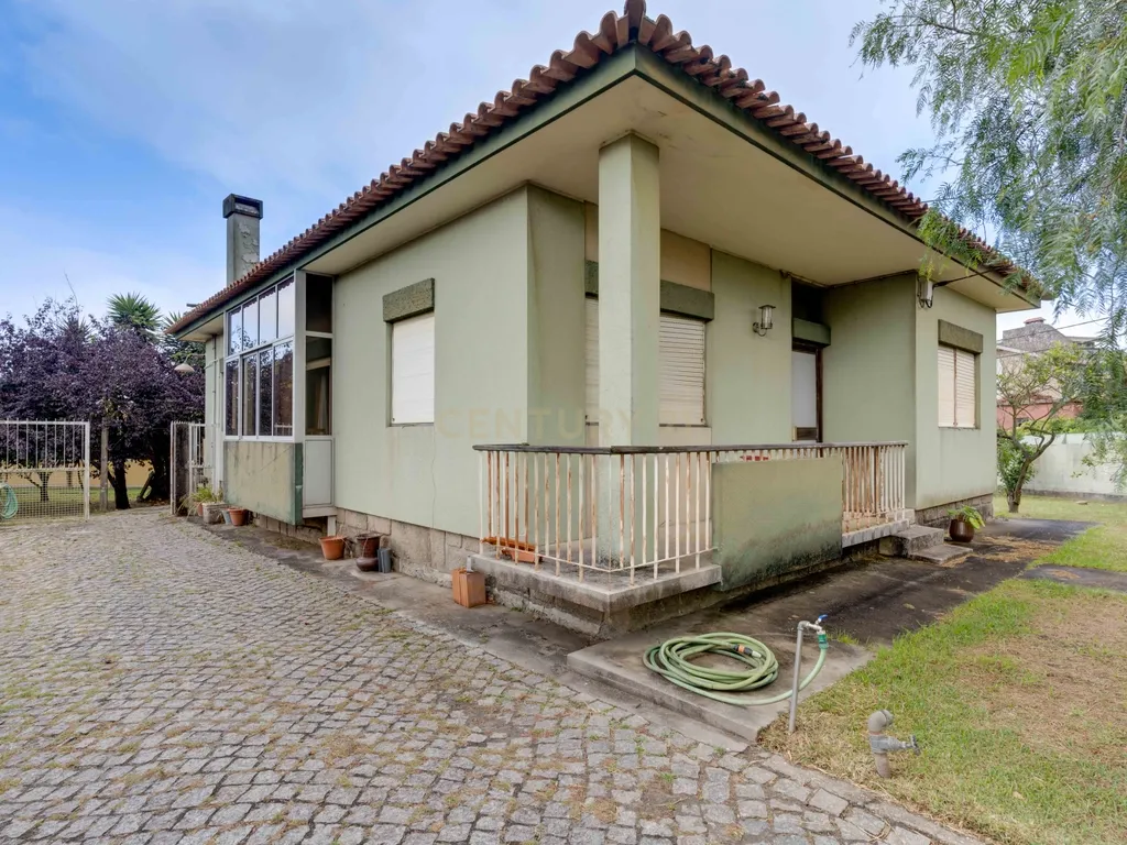 Quinta com 2 Habitações, Terreno e Pomar - Image 1