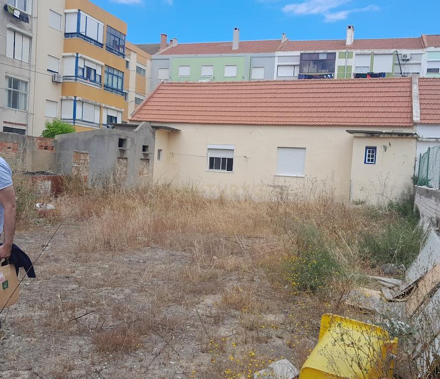 LOTE DE TERRENO PARA CONSTRUÇÃO DE MORADIA - Image 1