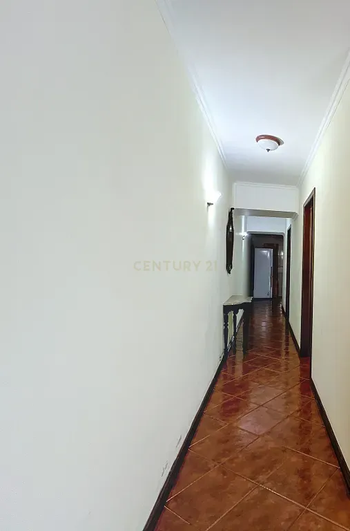 Moradia com possibilidade de rentabilizar - Centro de Ponta Delgada! - Image 16