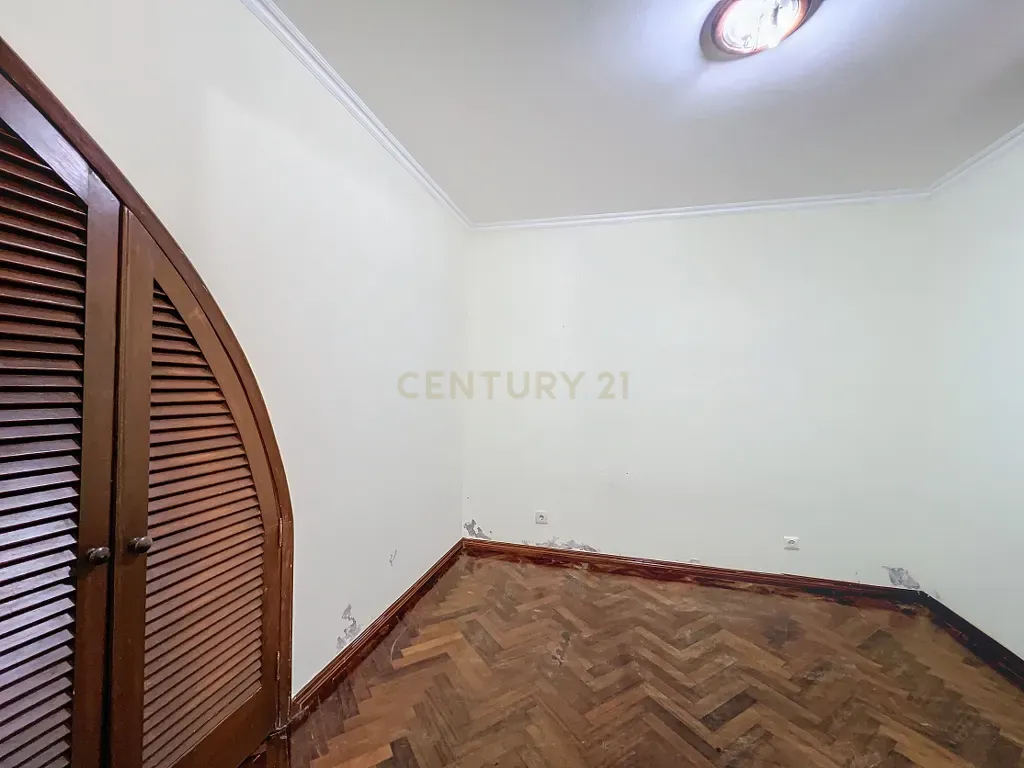 Moradia com possibilidade de rentabilizar - Centro de Ponta Delgada! - Image 14