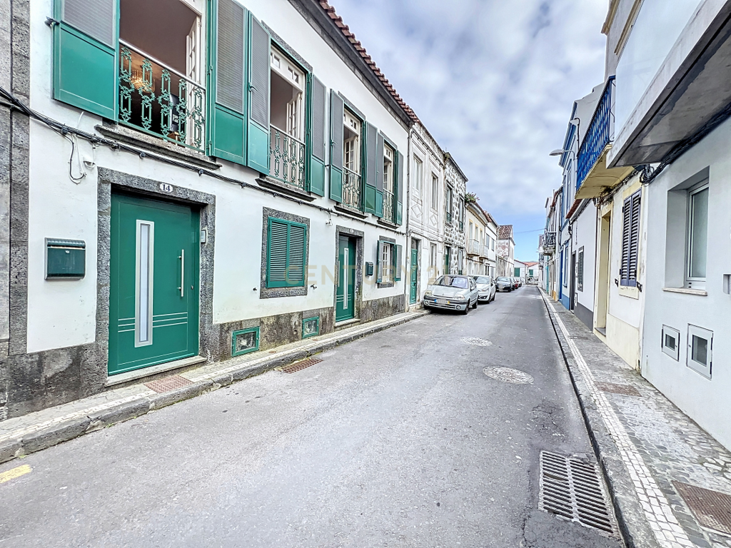 Moradia com possibilidade de rentabilizar - Centro de Ponta Delgada! - Image 1