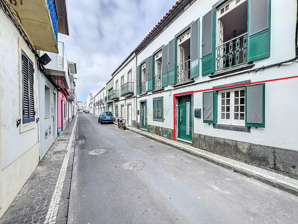 Moradia com possibilidade de rentabilizar - Centro de Ponta Delgada! - Image 11