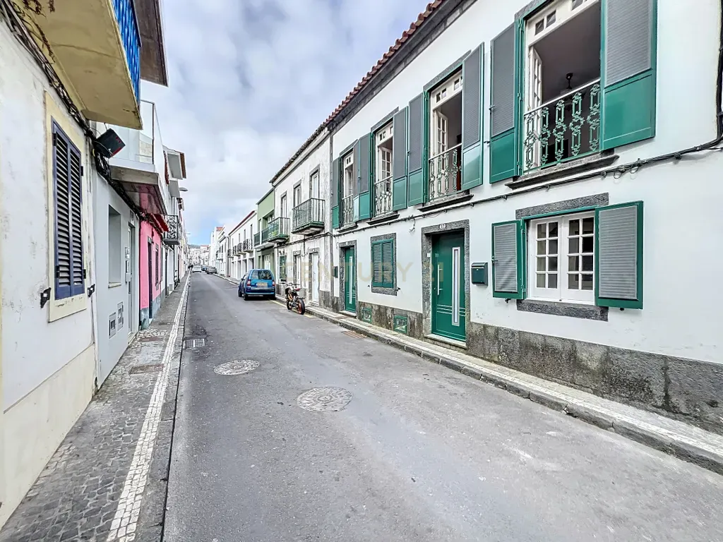 Moradia com possibilidade de rentabilizar - Centro de Ponta Delgada! - Image 2