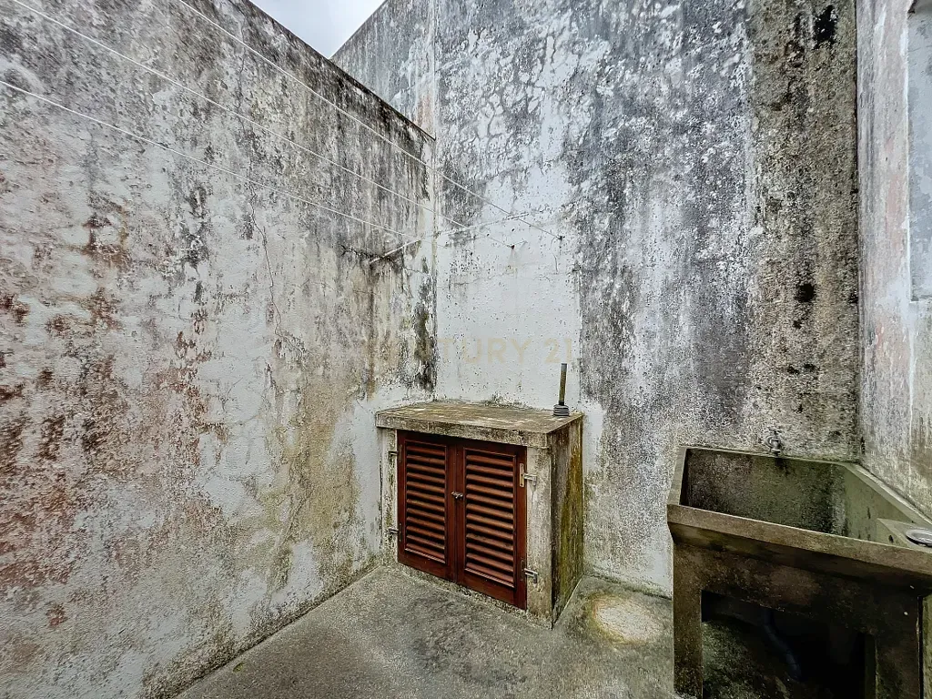 Moradia com possibilidade de rentabilizar - Centro de Ponta Delgada! - Image 23