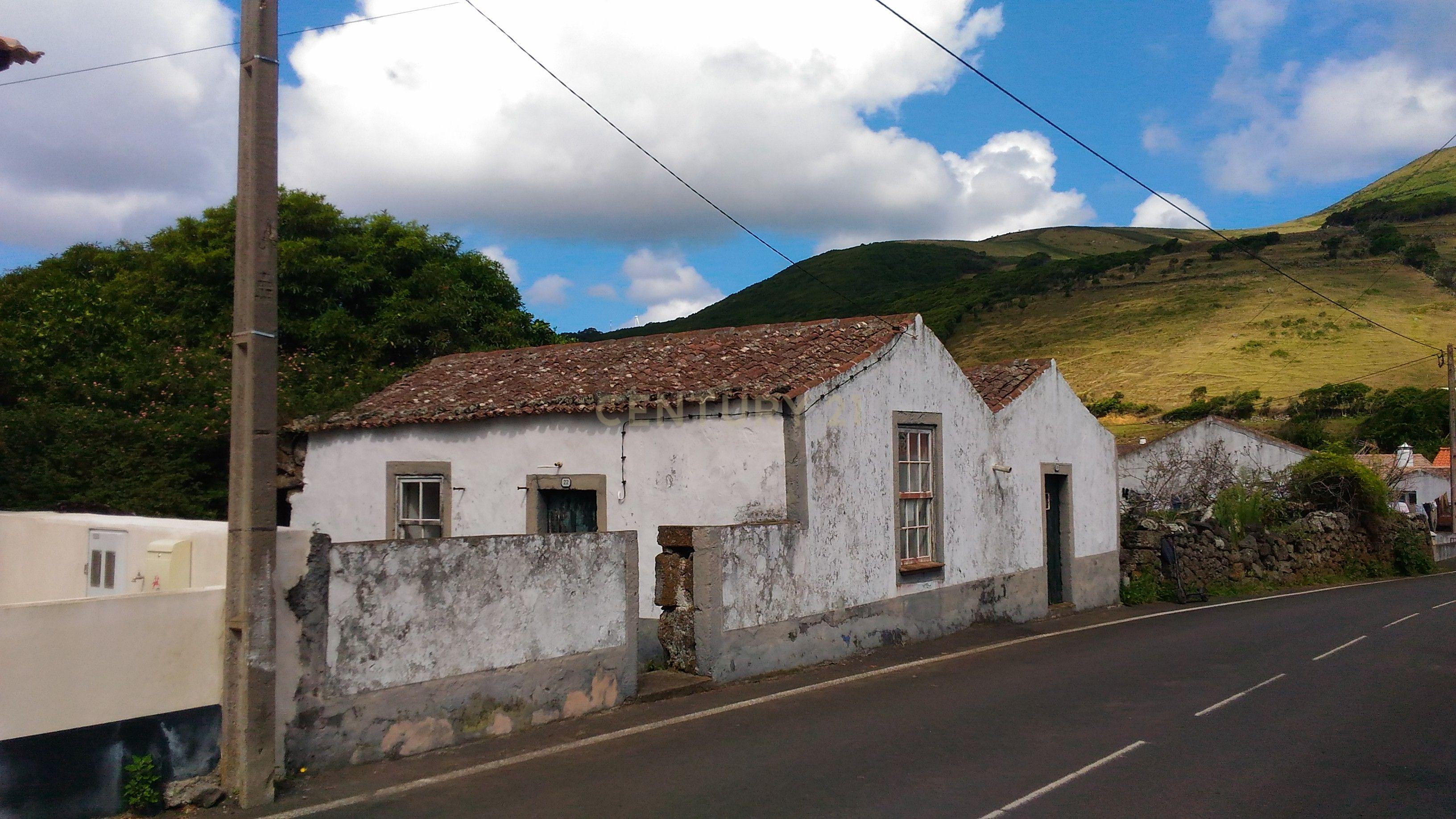 Moradia a reabilitar em zona calma na Ilha da Graciosa - Image 1