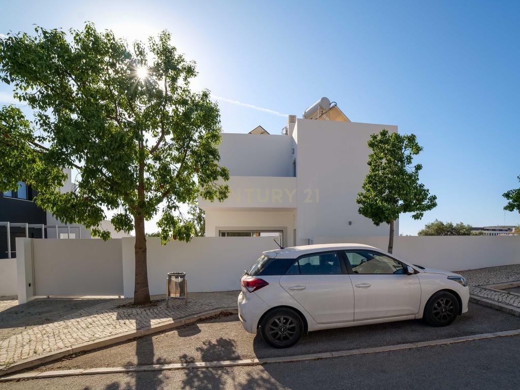 Moradia T4, que combina conforto, estilo e uma localização privilegiada situada em Tavira, no coração do Algarve. Com uma excelente exposição solar, esta propriedade é o lar ideal para quem procura qualidade de vida! - Image 3