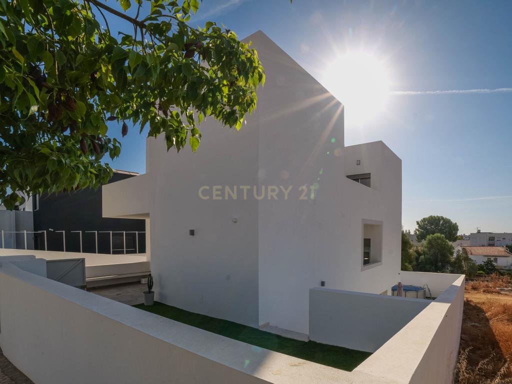 Moradia T4, que combina conforto, estilo e uma localização privilegiada situada em Tavira, no coração do Algarve. Com uma excelente exposição solar, esta propriedade é o lar ideal para quem procura qualidade de vida! - Image 8