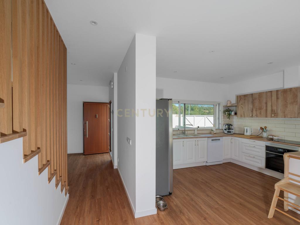 Moradia T4, que combina conforto, estilo e uma localização privilegiada situada em Tavira, no coração do Algarve. Com uma excelente exposição solar, esta propriedade é o lar ideal para quem procura qualidade de vida! - Image 11