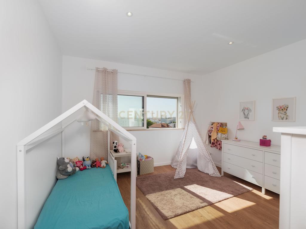 Moradia T4, que combina conforto, estilo e uma localização privilegiada situada em Tavira, no coração do Algarve. Com uma excelente exposição solar, esta propriedade é o lar ideal para quem procura qualidade de vida! - Image 27