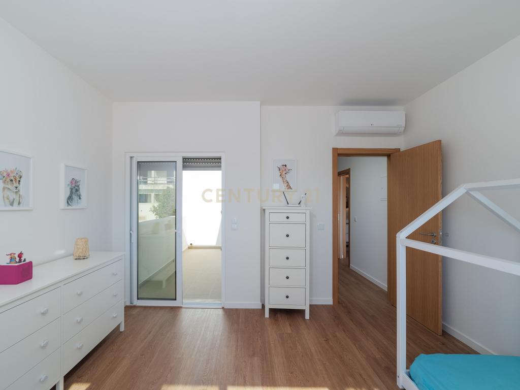 Moradia T4, que combina conforto, estilo e uma localização privilegiada situada em Tavira, no coração do Algarve. Com uma excelente exposição solar, esta propriedade é o lar ideal para quem procura qualidade de vida! - Image 33