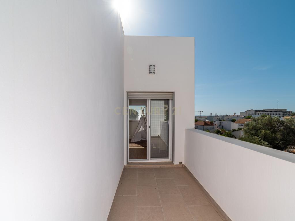 Moradia T4, que combina conforto, estilo e uma localização privilegiada situada em Tavira, no coração do Algarve. Com uma excelente exposição solar, esta propriedade é o lar ideal para quem procura qualidade de vida! - Image 28