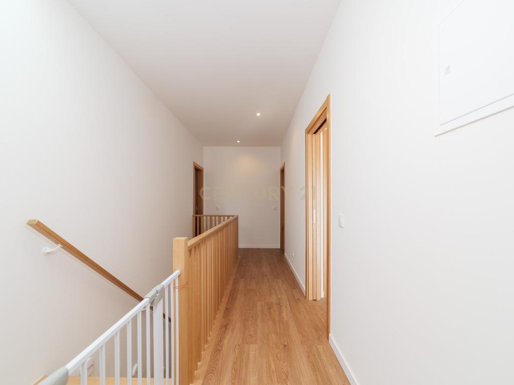 Moradia T4, que combina conforto, estilo e uma localização privilegiada situada em Tavira, no coração do Algarve. Com uma excelente exposição solar, esta propriedade é o lar ideal para quem procura qualidade de vida! - Image 20