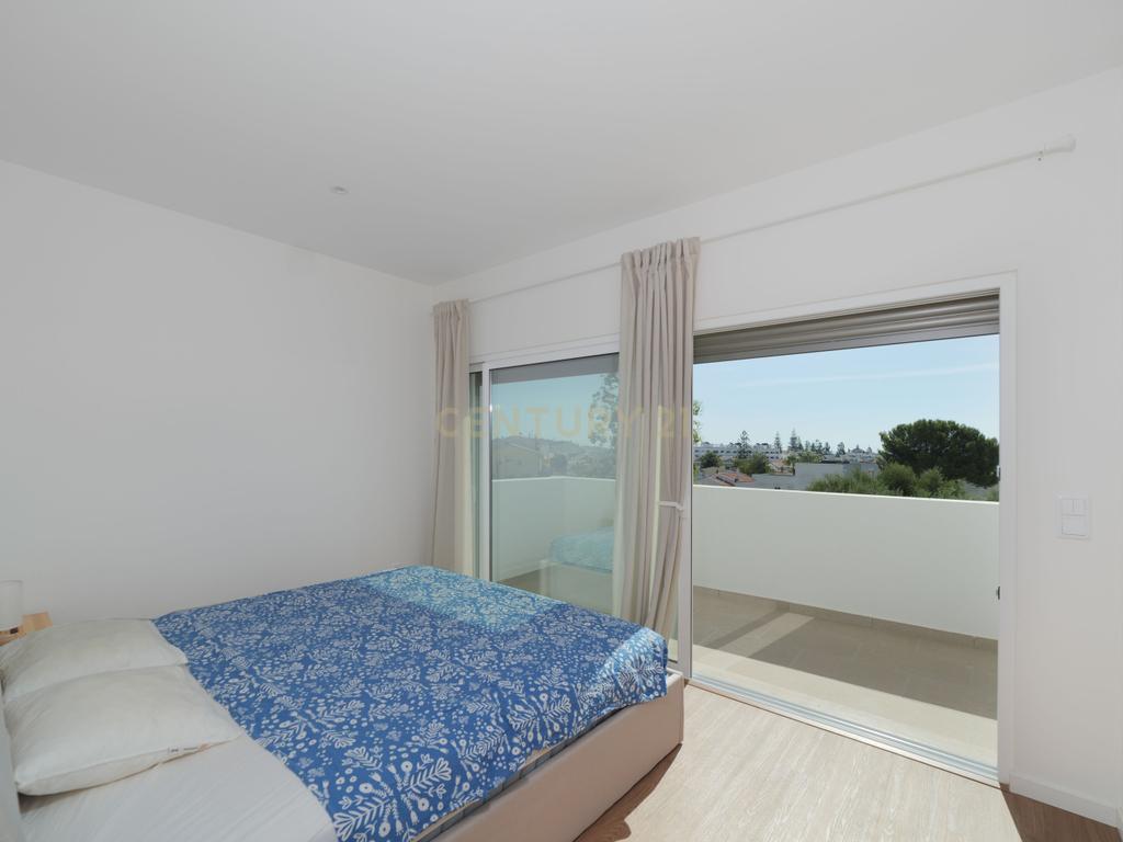 Moradia T4, que combina conforto, estilo e uma localização privilegiada situada em Tavira, no coração do Algarve. Com uma excelente exposição solar, esta propriedade é o lar ideal para quem procura qualidade de vida! - Image 21