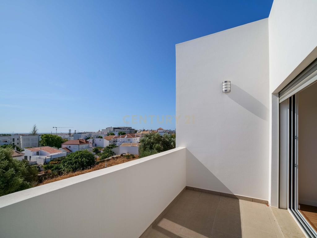 Moradia T4, que combina conforto, estilo e uma localização privilegiada situada em Tavira, no coração do Algarve. Com uma excelente exposição solar, esta propriedade é o lar ideal para quem procura qualidade de vida! - Image 24