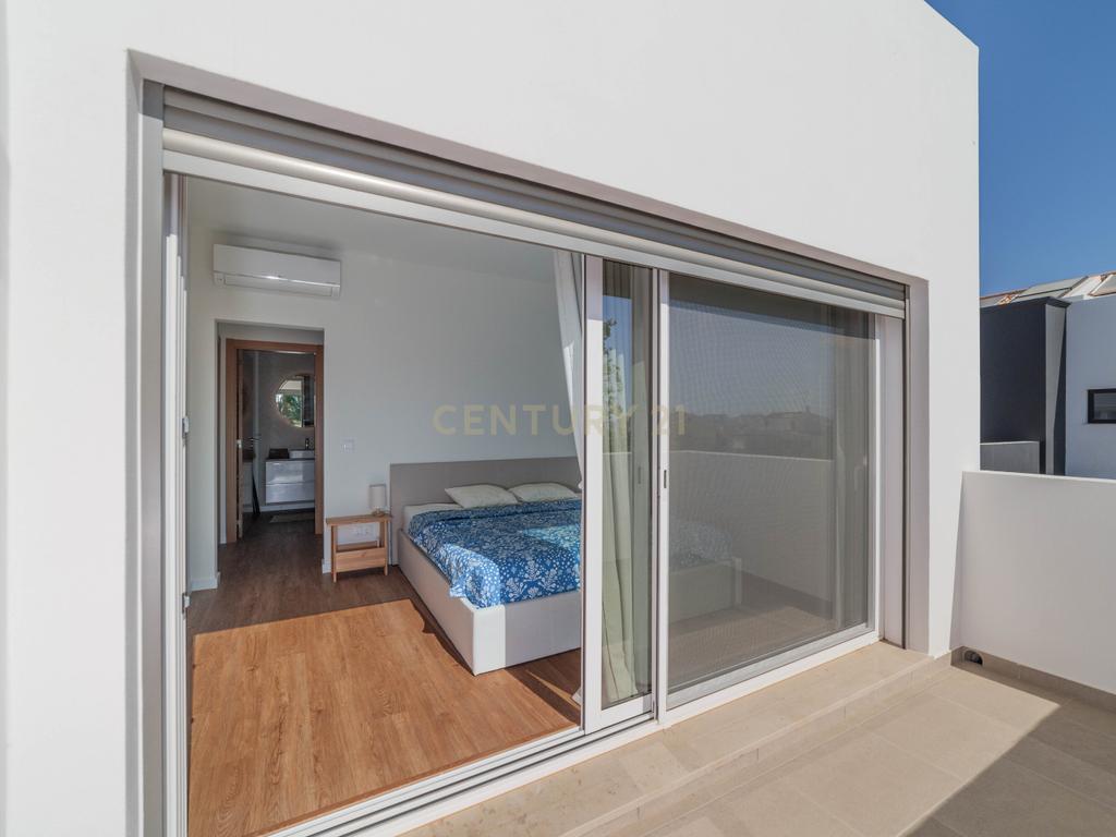 Moradia T4, que combina conforto, estilo e uma localização privilegiada situada em Tavira, no coração do Algarve. Com uma excelente exposição solar, esta propriedade é o lar ideal para quem procura qualidade de vida! - Image 23