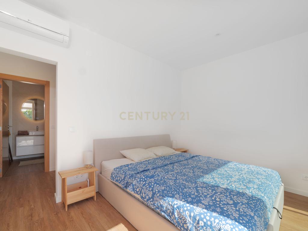 Moradia T4, que combina conforto, estilo e uma localização privilegiada situada em Tavira, no coração do Algarve. Com uma excelente exposição solar, esta propriedade é o lar ideal para quem procura qualidade de vida! - Image 22
