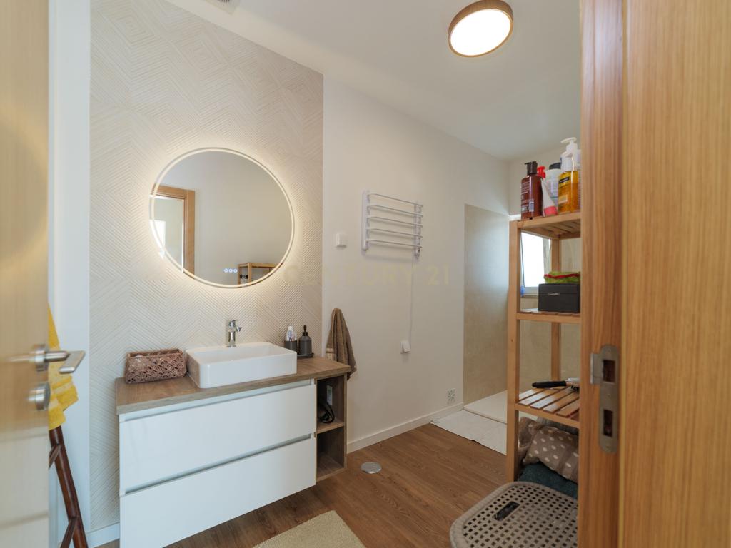 Moradia T4, que combina conforto, estilo e uma localização privilegiada situada em Tavira, no coração do Algarve. Com uma excelente exposição solar, esta propriedade é o lar ideal para quem procura qualidade de vida! - Image 25