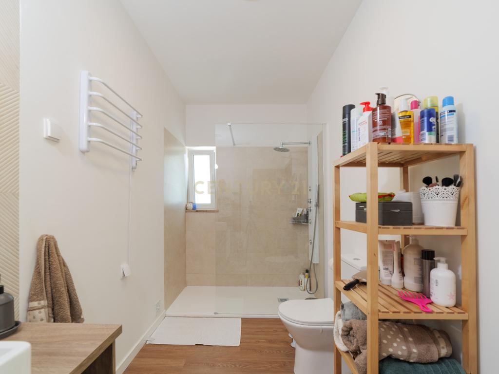 Moradia T4, que combina conforto, estilo e uma localização privilegiada situada em Tavira, no coração do Algarve. Com uma excelente exposição solar, esta propriedade é o lar ideal para quem procura qualidade de vida! - Image 26