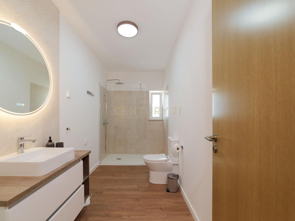 Moradia T4, que combina conforto, estilo e uma localização privilegiada situada em Tavira, no coração do Algarve. Com uma excelente exposição solar, esta propriedade é o lar ideal para quem procura qualidade de vida! - Image 35