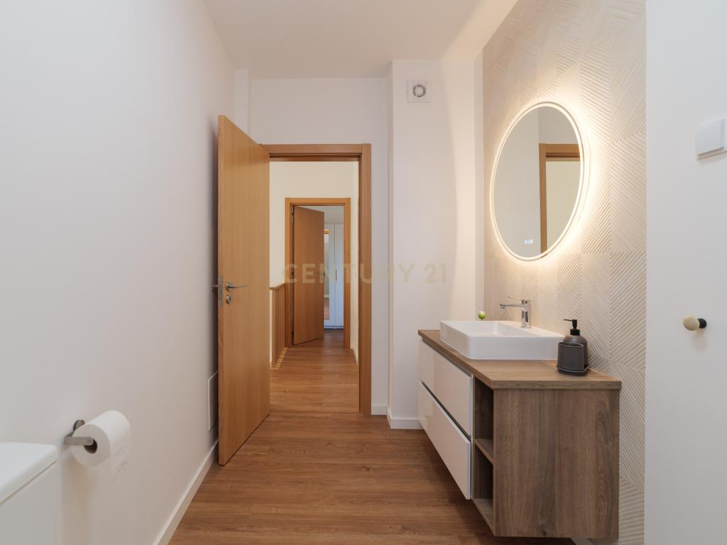 Moradia T4, que combina conforto, estilo e uma localização privilegiada situada em Tavira, no coração do Algarve. Com uma excelente exposição solar, esta propriedade é o lar ideal para quem procura qualidade de vida! - Image 36