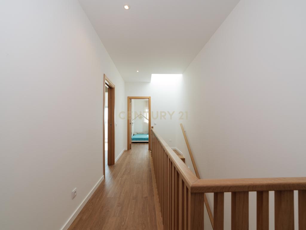 Moradia T4, que combina conforto, estilo e uma localização privilegiada situada em Tavira, no coração do Algarve. Com uma excelente exposição solar, esta propriedade é o lar ideal para quem procura qualidade de vida! - Image 34