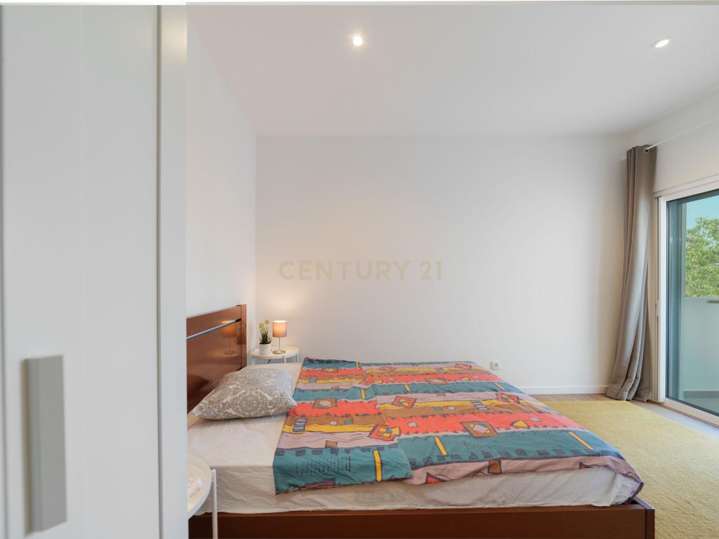 Moradia T4, que combina conforto, estilo e uma localização privilegiada situada em Tavira, no coração do Algarve. Com uma excelente exposição solar, esta propriedade é o lar ideal para quem procura qualidade de vida! - Image 29