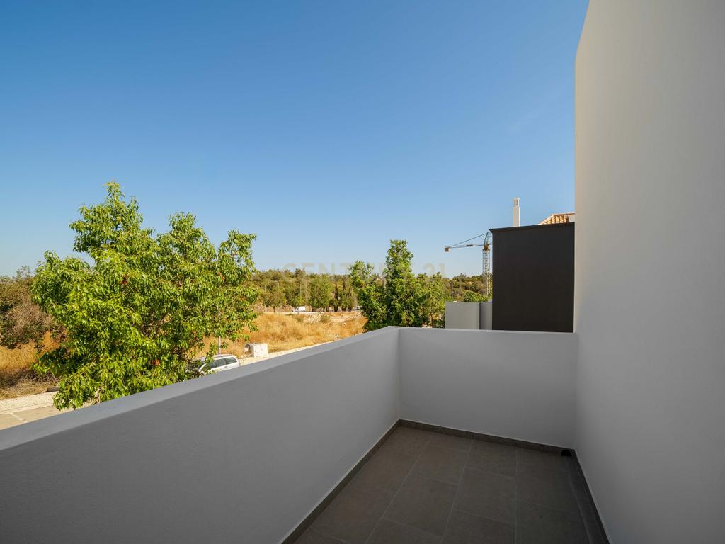 Moradia T4, que combina conforto, estilo e uma localização privilegiada situada em Tavira, no coração do Algarve. Com uma excelente exposição solar, esta propriedade é o lar ideal para quem procura qualidade de vida! - Image 30
