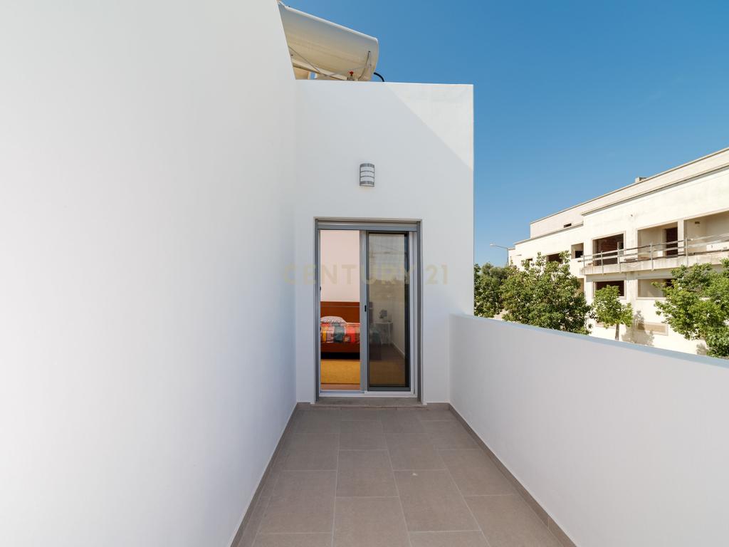 Moradia T4, que combina conforto, estilo e uma localização privilegiada situada em Tavira, no coração do Algarve. Com uma excelente exposição solar, esta propriedade é o lar ideal para quem procura qualidade de vida! - Image 32