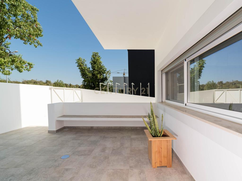 Moradia T4, que combina conforto, estilo e uma localização privilegiada situada em Tavira, no coração do Algarve. Com uma excelente exposição solar, esta propriedade é o lar ideal para quem procura qualidade de vida! - Image 39