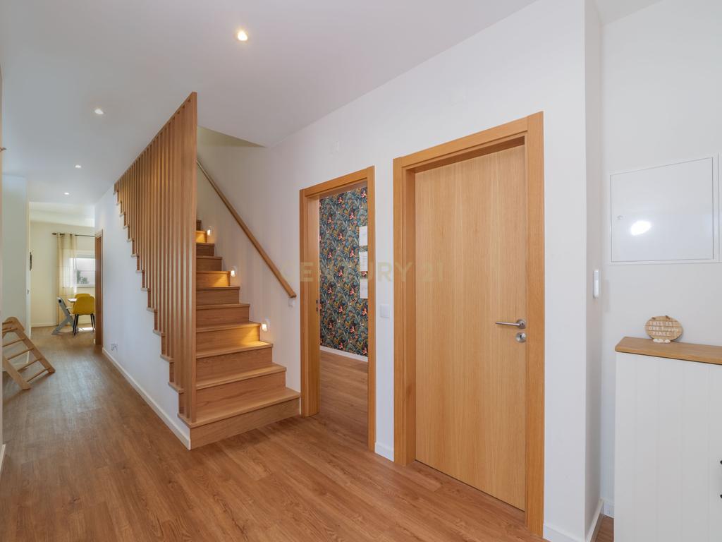 Moradia T4, que combina conforto, estilo e uma localização privilegiada situada em Tavira, no coração do Algarve. Com uma excelente exposição solar, esta propriedade é o lar ideal para quem procura qualidade de vida! - Image 10