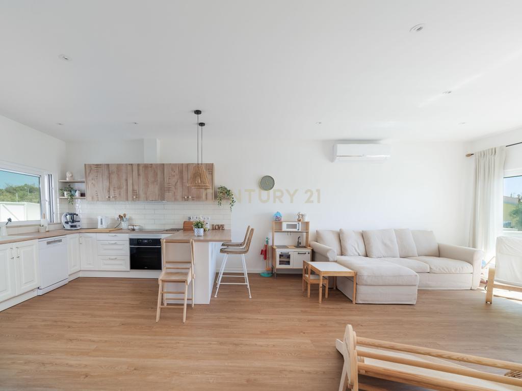 Moradia T4, que combina conforto, estilo e uma localização privilegiada situada em Tavira, no coração do Algarve. Com uma excelente exposição solar, esta propriedade é o lar ideal para quem procura qualidade de vida! - Image 14